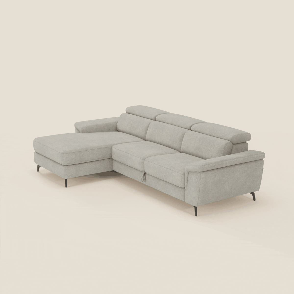 L'Estro Divano estraibile di Divani.Store in panna impermeabile T14 è caratterizzato da una chaise-longue a sinistra, tre cuscini di seduta, poggiatesta reclinabili, braccioli bassi e sottili gambe nere, su uno sfondo crema chiaro.