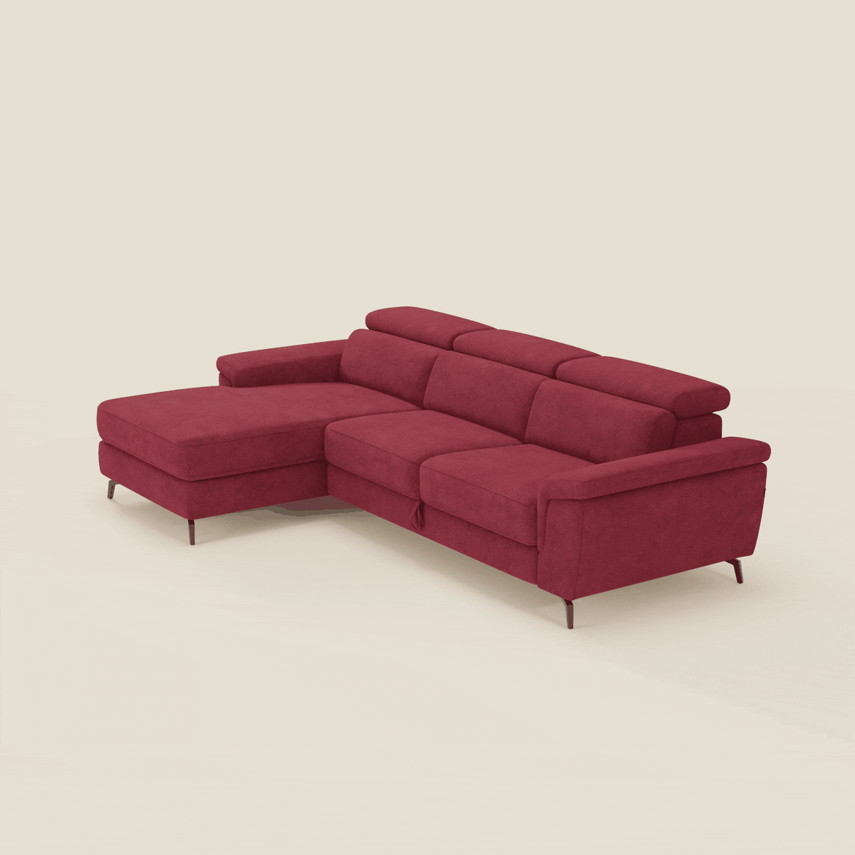 Estro Divano estraibile di Divani.Store, in tessuto impermeabile rosso T14, è caratterizzato da una chaise-longue sinistra, braccioli bassi, poggiatesta regolabili e gambe sottili in metallo su uno sfondo chiaro.