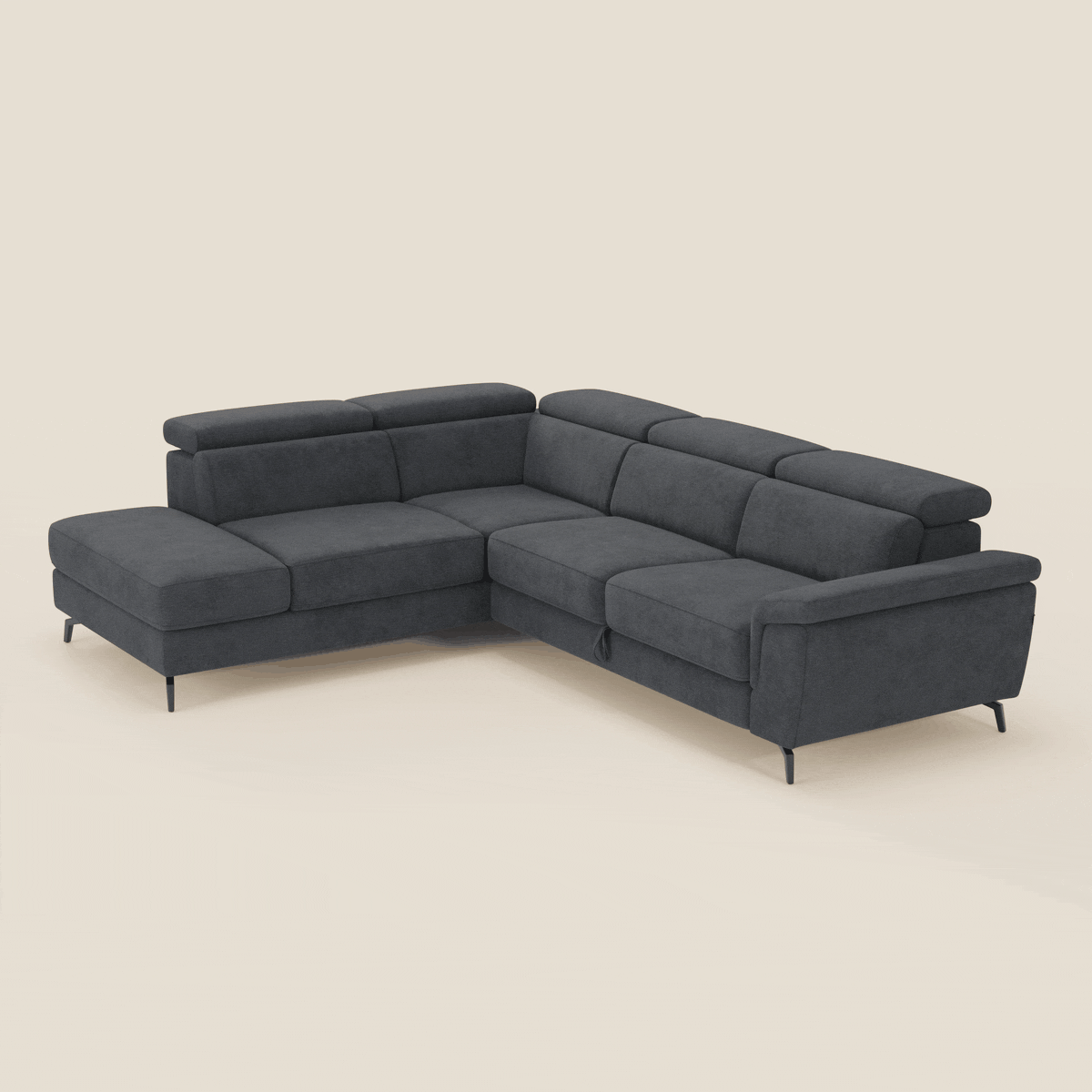 Il divano angolare estraibile Estro Divano di Divani.Store è caratterizzato da un moderno tessuto impermeabile grigio scuro T14 antracite, poggiatesta reclinabili, seduta estraibile, gambe sottili in metallo nero e chaise lounge a sinistra su uno sfondo beige chiaro.