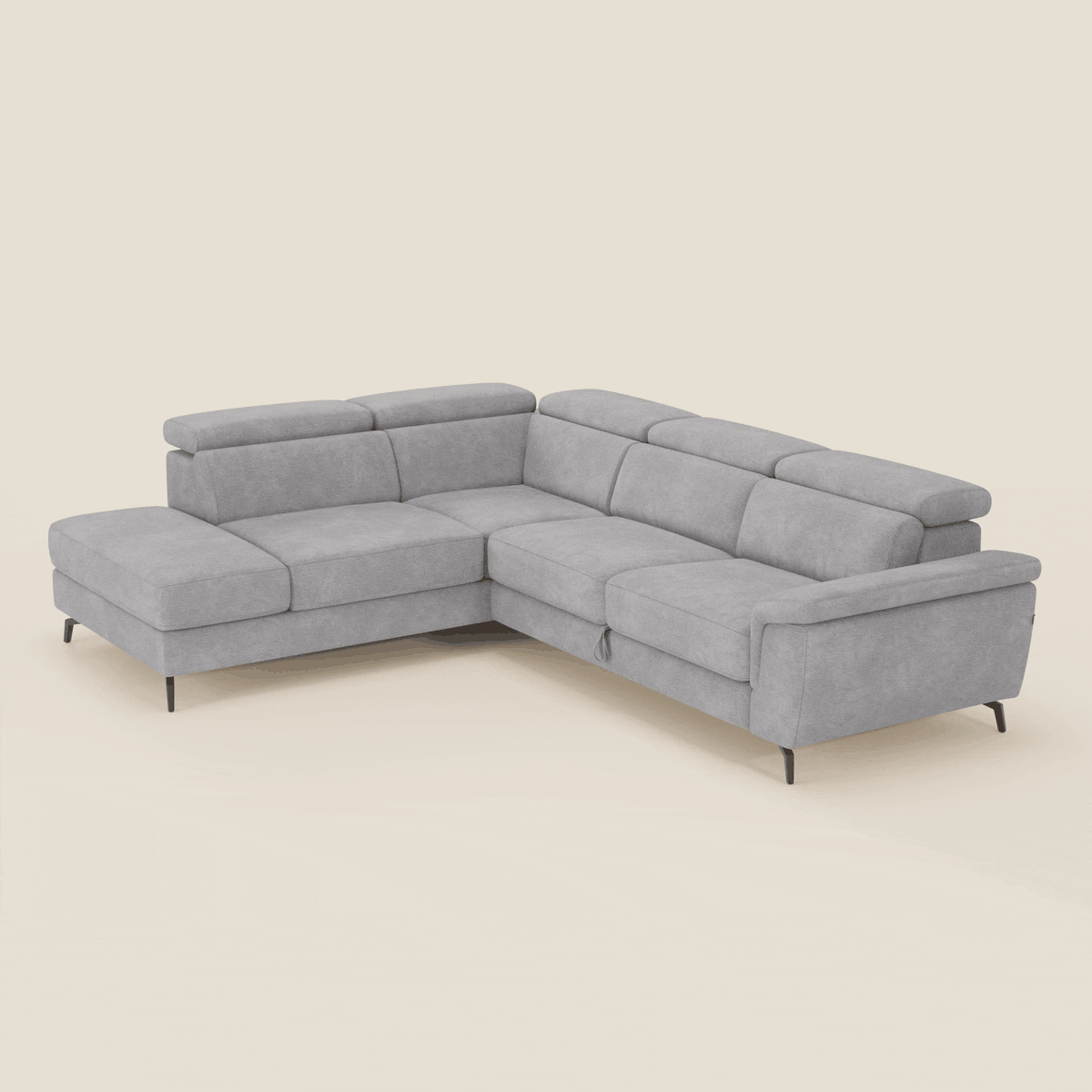 Il divano angolare estraibile Estro Divano di Divani.Store è caratterizzato da poggiatesta reclinabili, schienale basso, ampi braccioli e sottili gambe in metallo nero. Rivestito in tessuto impermeabile grigio chiaro T14 per uno stile moderno.