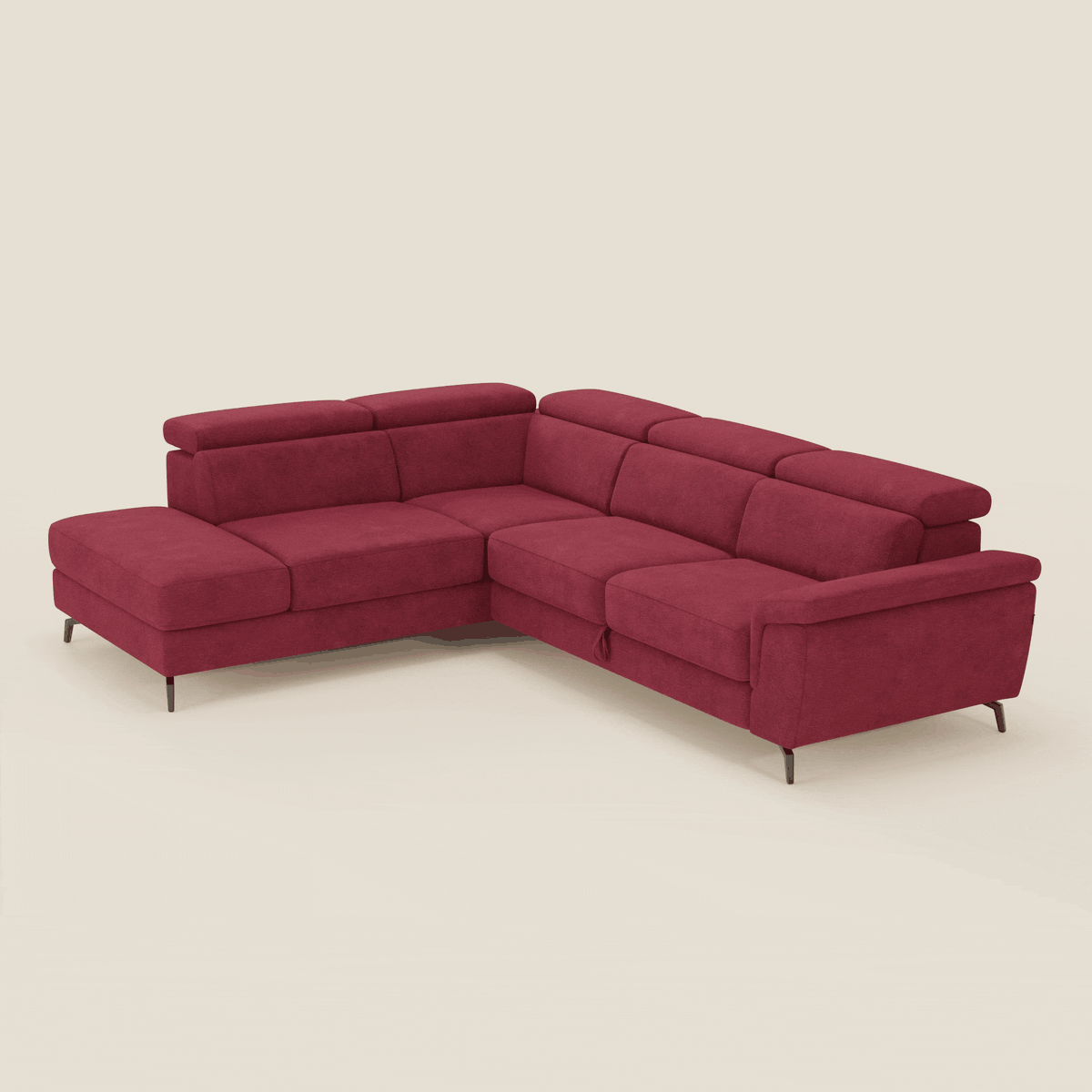 Il divano angolare estraibile Estro Divano di Divani.Store, in tessuto impermeabile rosso T14, è caratterizzato da poggiatesta regolabili, ampi braccioli, sottili gambe in metallo nero e chaise lounge sinistra. Presentato su un fondo beige chiaro.
