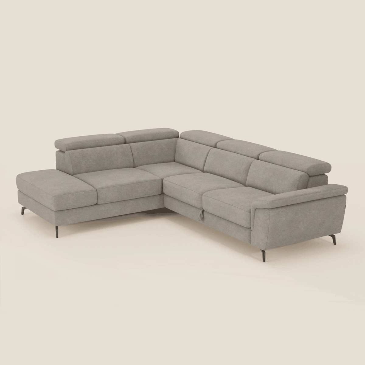 Estro Divano angolare estraibile di Divani.Store è caratterizzato da poggiatesta reclinabili, tessuto impermeabile T14 tortora, chaise longue orientata a sinistra e sottili gambe in metallo nero, su sfondo bianco sporco.