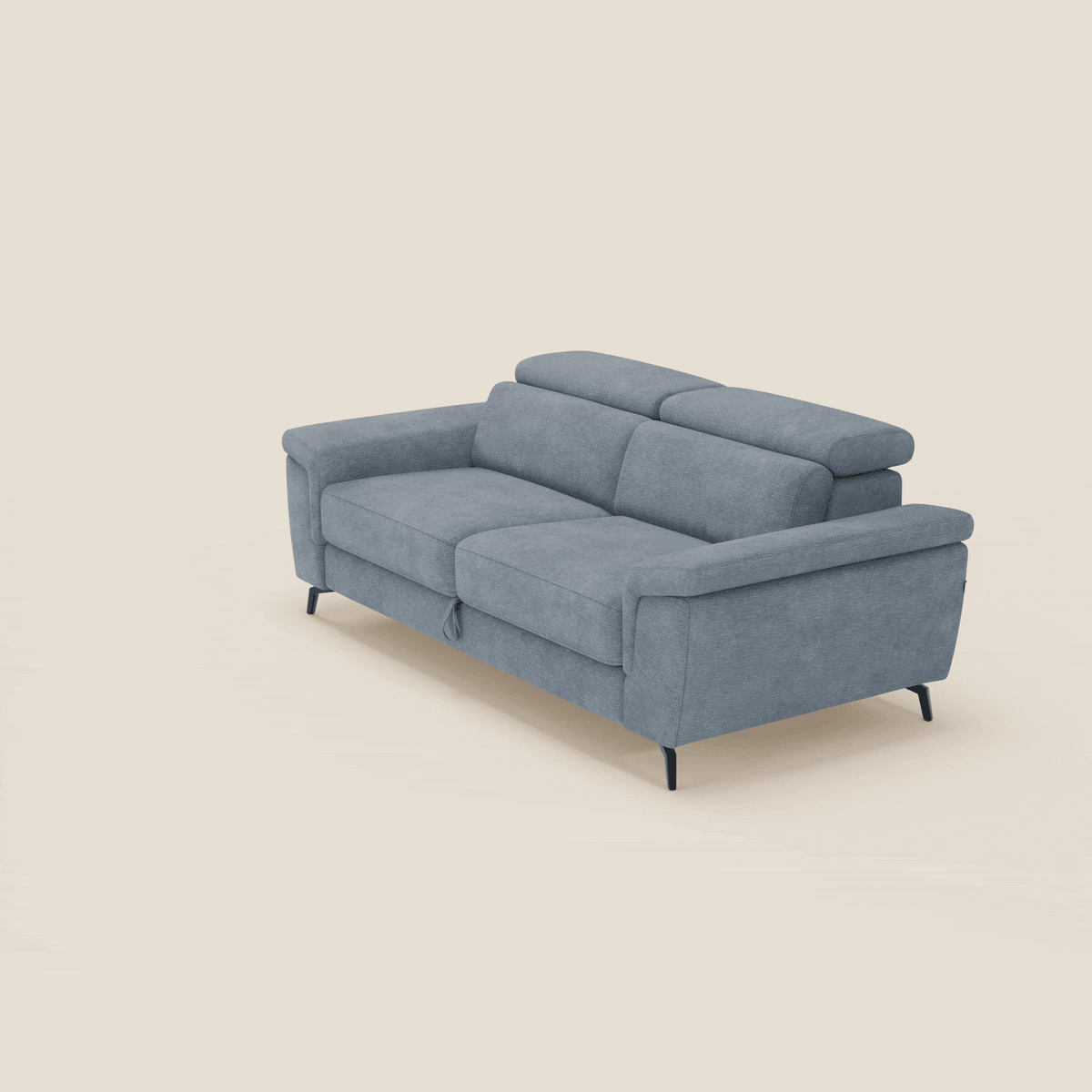 L'Estro Divano 3 posti con pouf estraibile di Divani.Store, in tessuto impermeabile T14 carta da zucchero, poggiatesta reclinabili e gambe in metallo nero, è posizionato su sfondo beige chiaro e leggermente angolato a destra.