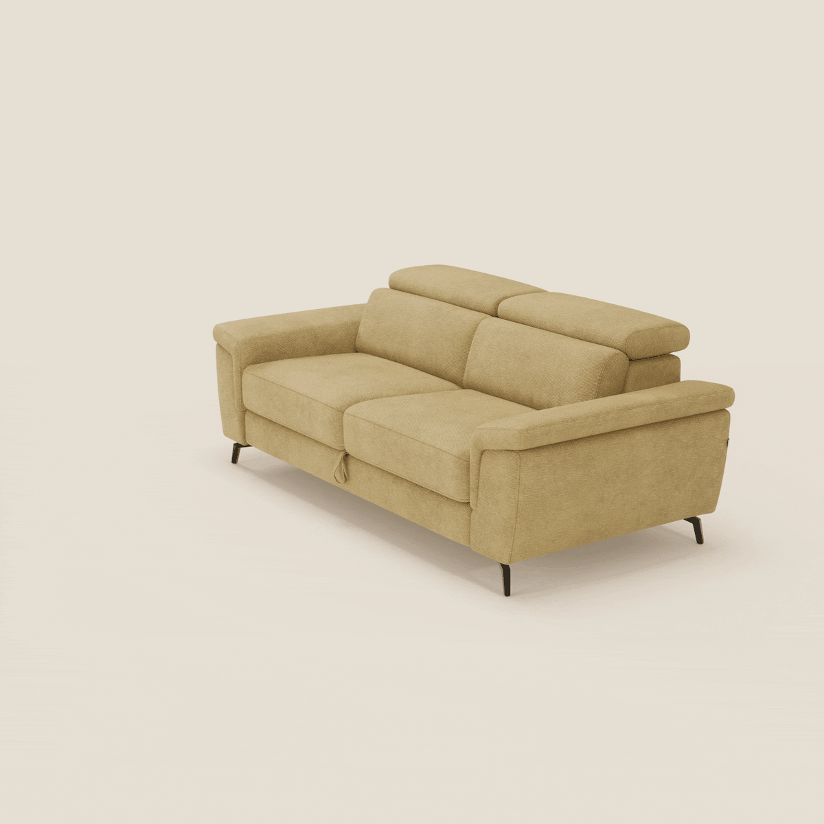 L'Estro Divano 3 posti con pouf estraibile di Divani.Store, in tessuto impermeabile T14 giallo, è caratterizzato da due cuscini di seduta, poggiatesta reclinabili, ampi braccioli e gambe angolari nere su uno sfondo beige tinta unita con ombre morbide.