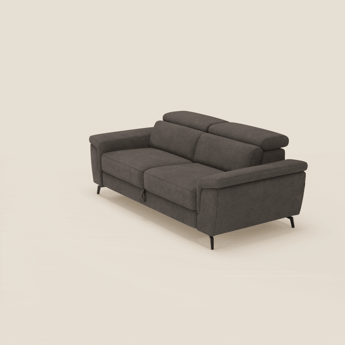 Estro Divano 3 posti con pouf estraibile di Divani.Store è caratterizzato da poggiatesta reclinabili e tessuto impermeabile T14 marrone, con gambe sottili nere - uno stile moderno che offre un poggiapiedi nascosto e una maggiore versatilità di seduta.