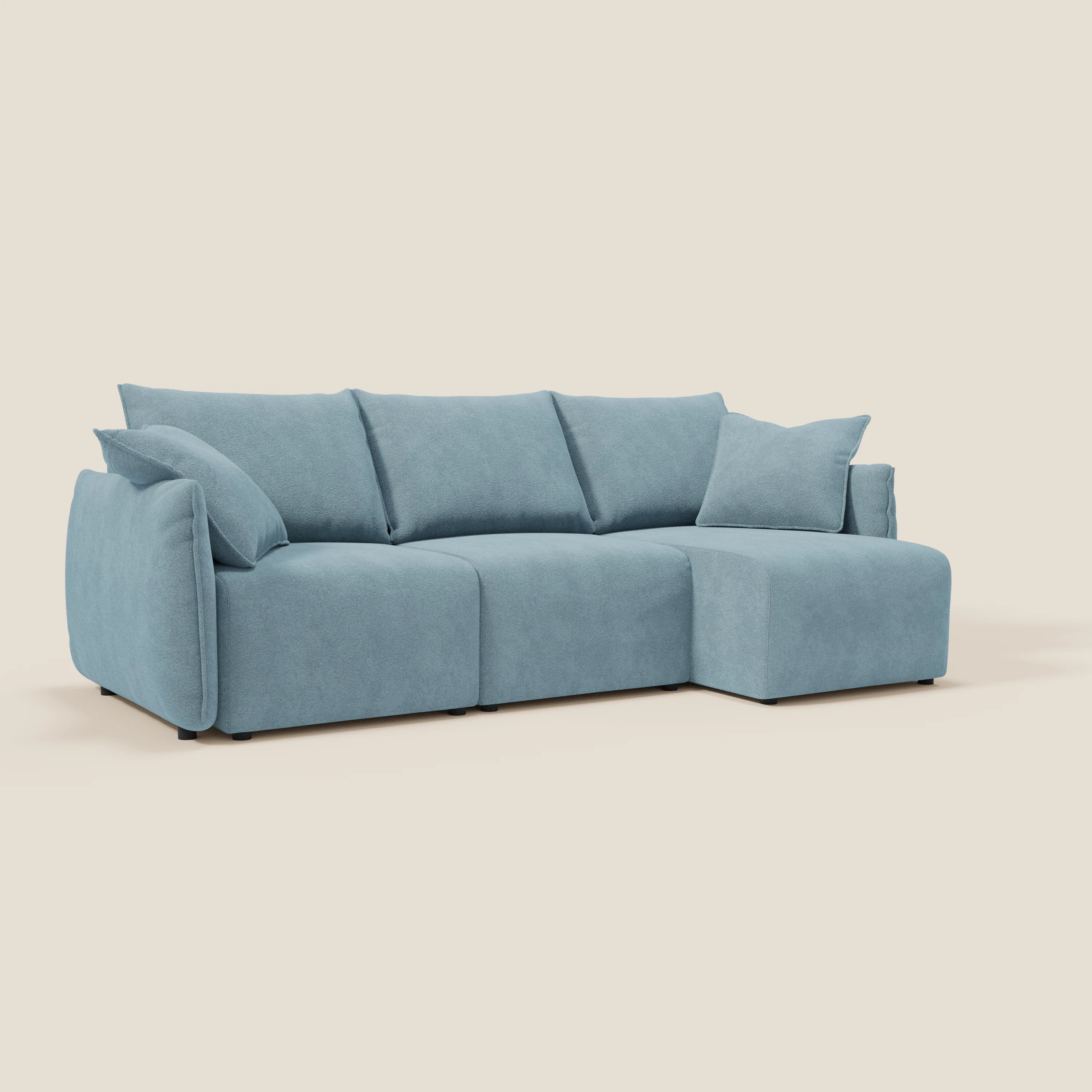 Il Divano angolare reversibile Flexar di Divani.Store è caratterizzato da sedute allungabili in morbido bouclé impermeabile T07 "carta da zucchero". Include quattro cuscini per lo schienale e due cuscini laterali, su sfondo beige.