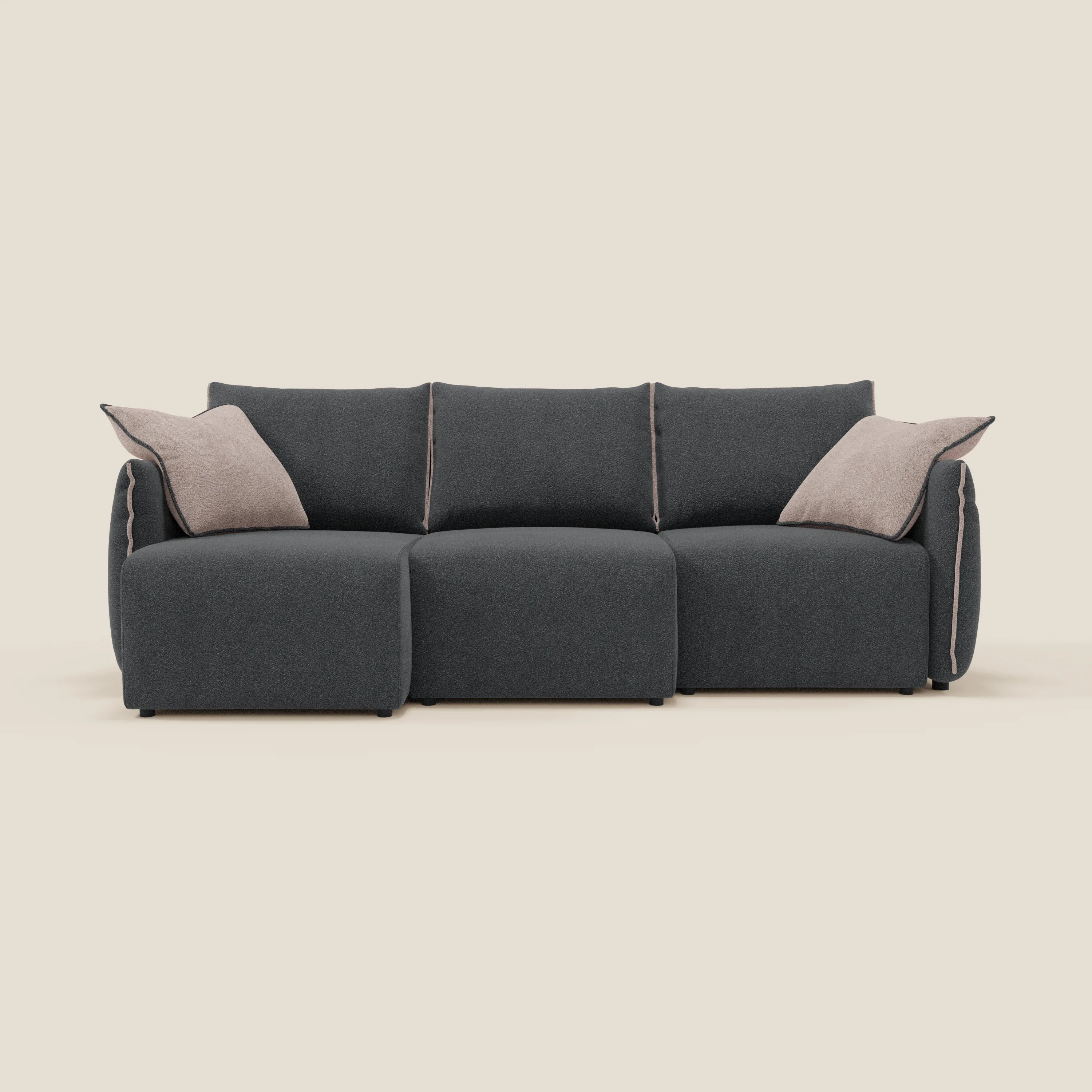 Il divano Flexar con 3 sedute allungabili di Divani.Store è caratterizzato da un bouclé impermeabile T07 in finitura antracite, schienali in piuma d'oca e due cuscini rosa, su uno sfondo bianco sporco con sottili dettagli di cucitura.