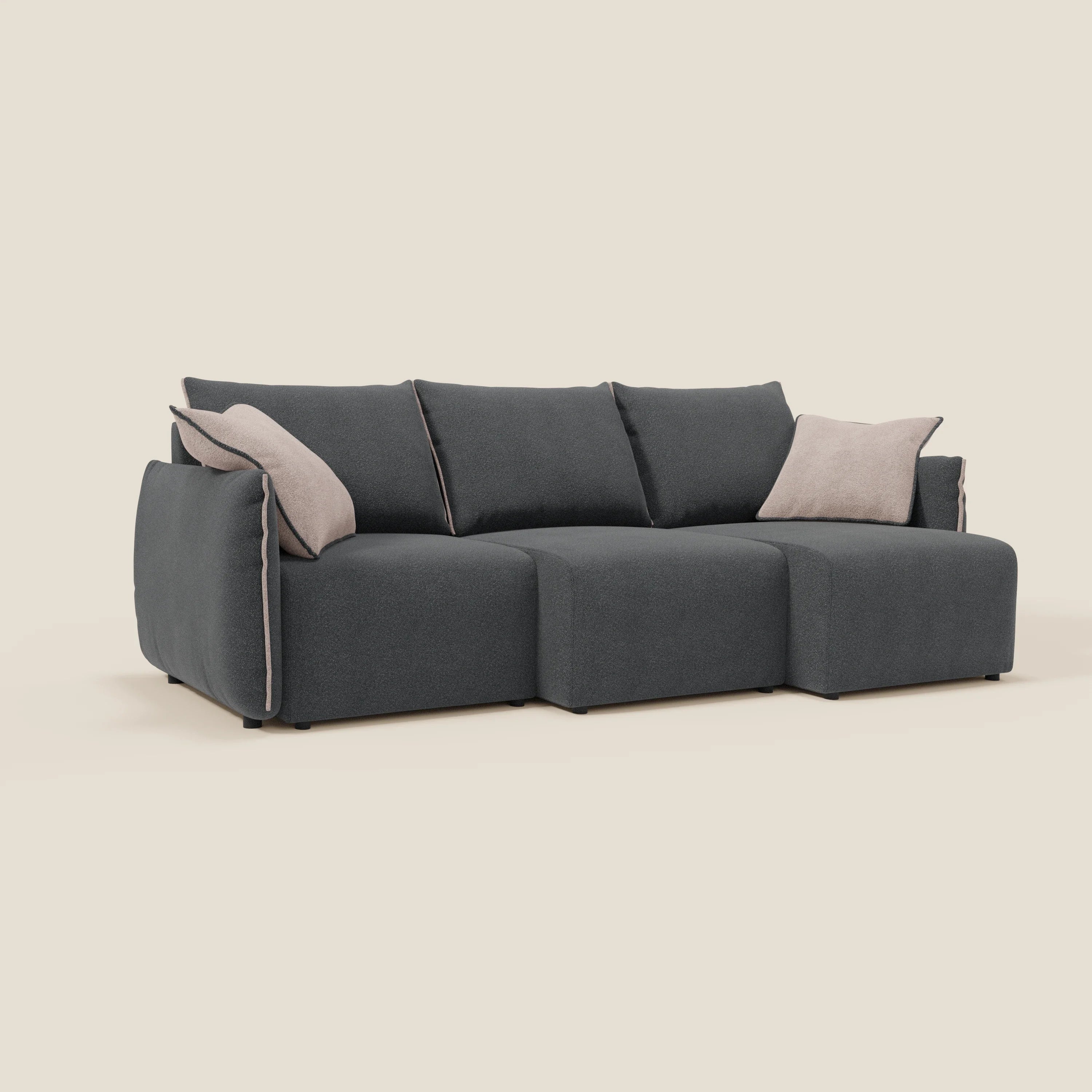 Il divano Flexar con 3 sedute allungabili di Divani.Store ha un design minimalista in bouclé impermeabile T07 antracite-rosa, con schienale in piuma d'oca e cuscini beige chiaro, oltre a gambe corte nere per un tocco moderno.
