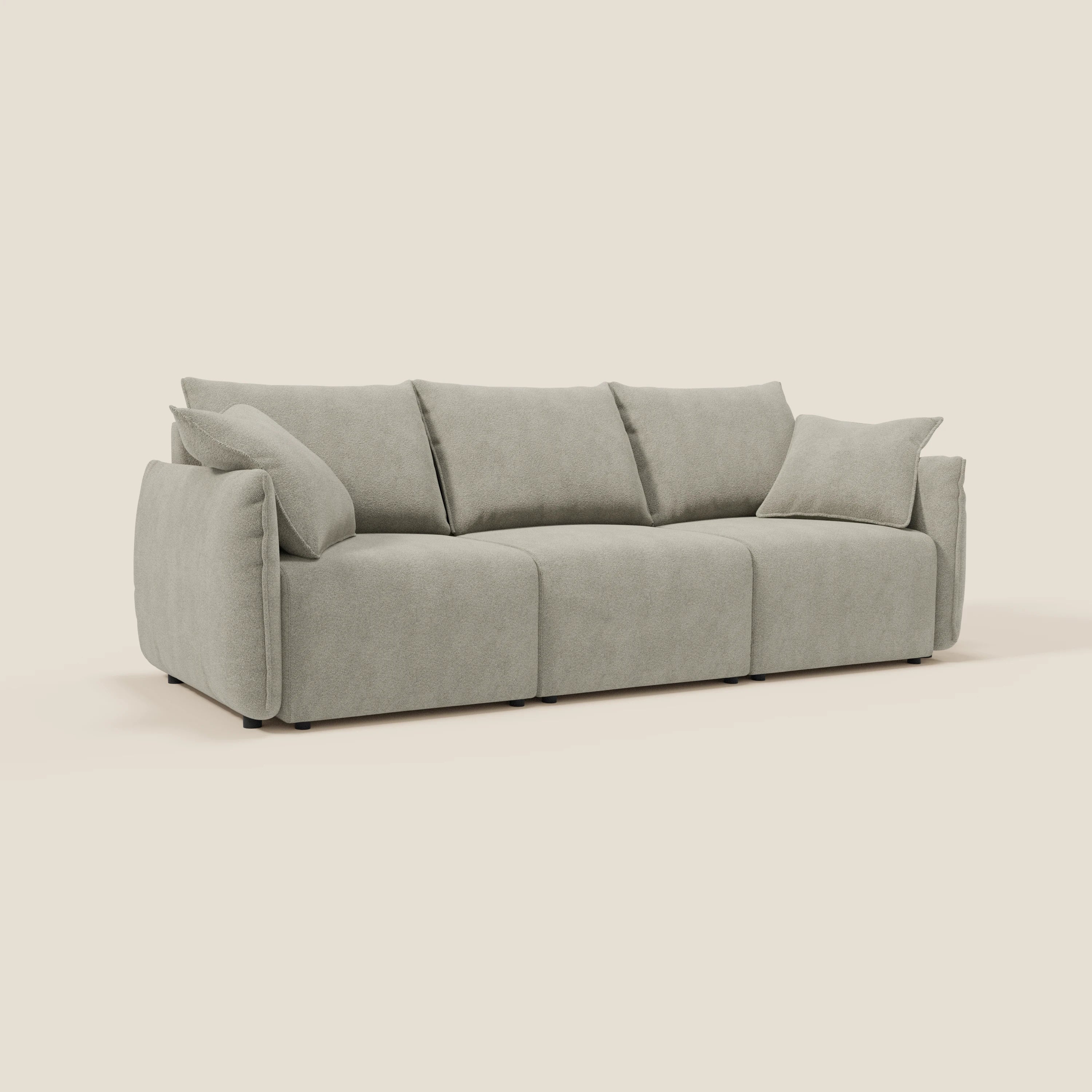 Il divano Flexar con 3 sedute allungabili di Divani.Store è caratterizzato da un tessuto bouclé beige impermeabile T07, schienale in piuma d'oca e design moderno con ampi cuscini per la seduta e lo schienale, perfetto per gli spazi contemporanei.
