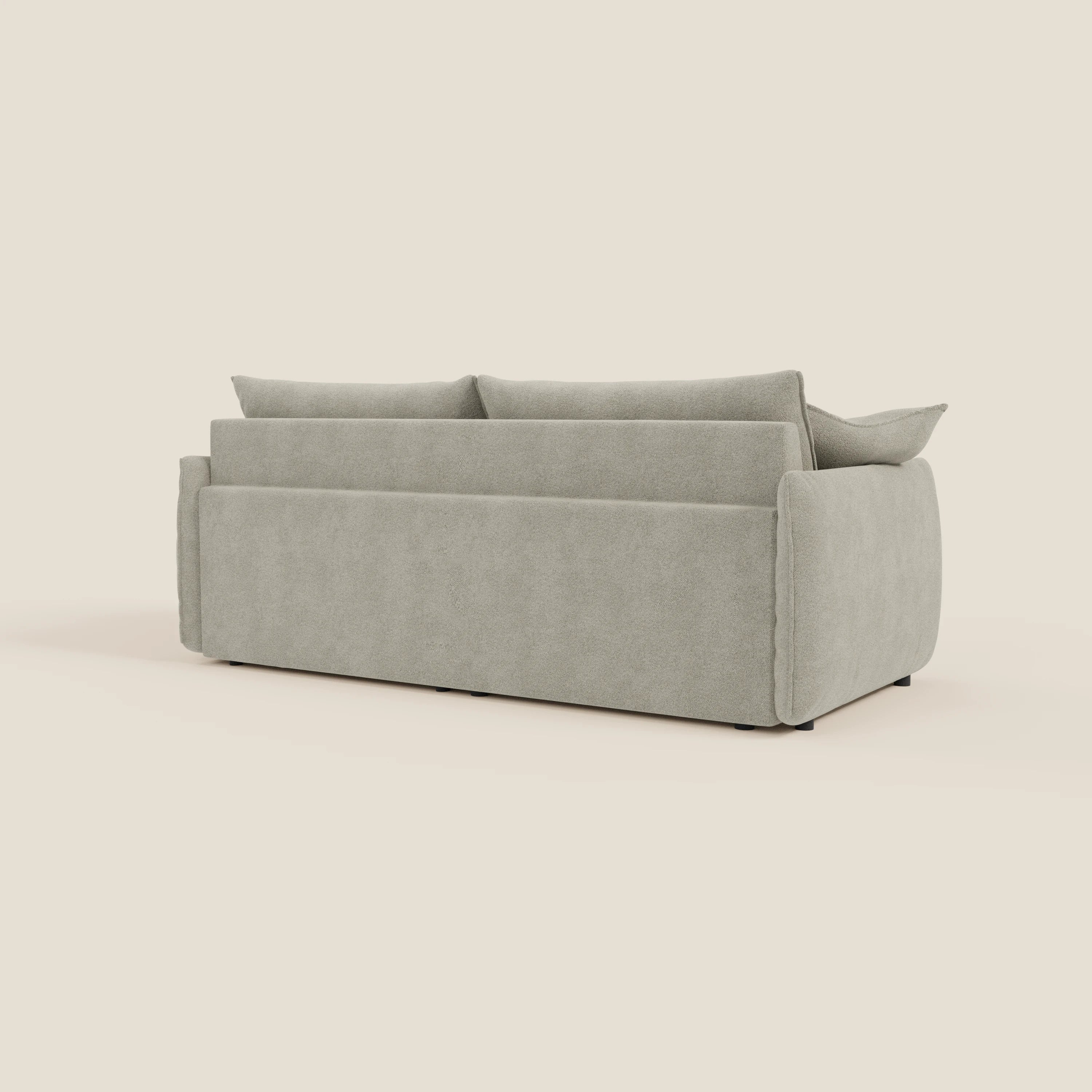 Un divano Flexar con sedute allungabili di Divani.Store è rappresentato dallo schienale inclinato, con tre cuscini, braccioli arrotondati e piccole gambe in morbido bouclé impermeabile T07 beige su fondo tinta unita crema.