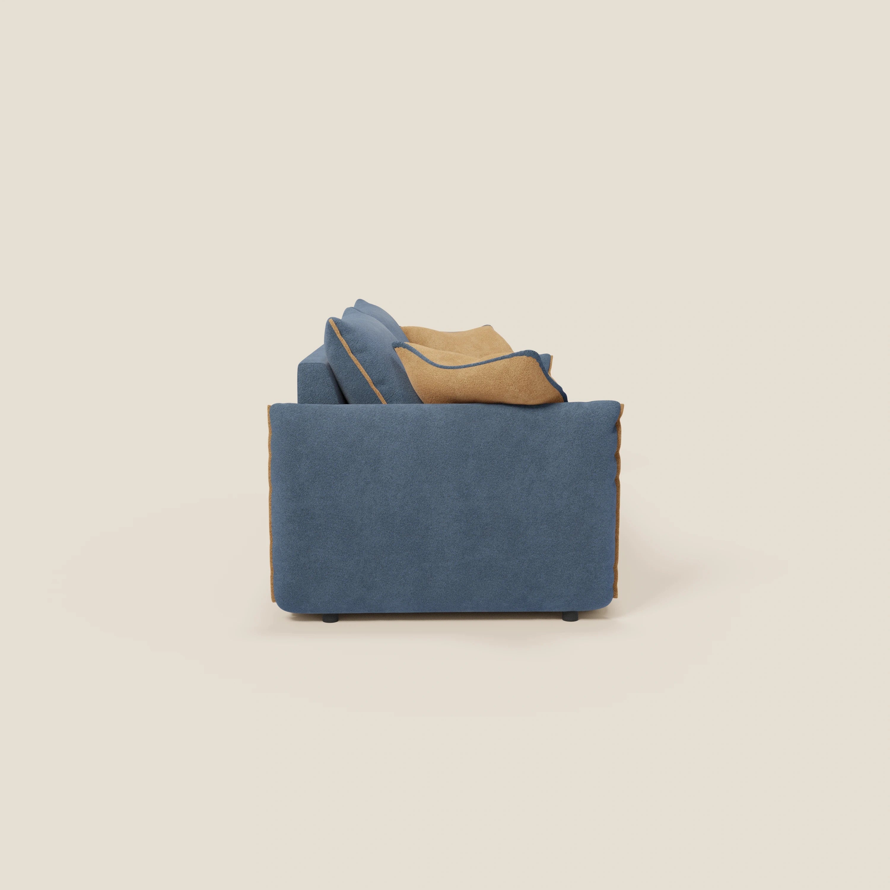 Presentato lateralmente su uno sfondo beige chiaro, il divano Flexar con sedute allungabili e schienale in piuma in morbido bouclé impermeabile T07 blu - arancio di Divani.Store è caratterizzato da un design squadrato con morbidi cuscini color tan per un look sofisticato e minimalista.