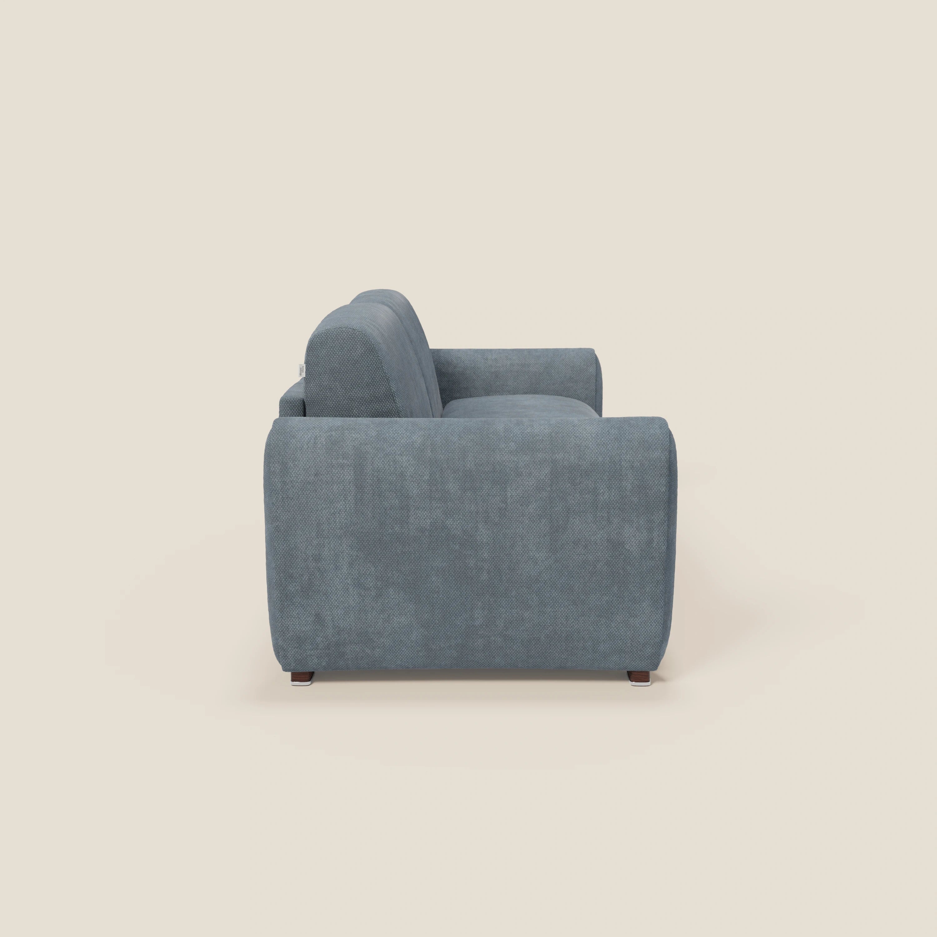 Il Kaleo Divano letto moderno di Divani.Store, presentato in un elegante tessuto impermeabile T26 carta da zucchero, si distingue per le sue curve moderne, ideali per un ambiente elegante o per l'abbinamento con il materasso ad alta densità da 17 cm per un maggiore comfort.
