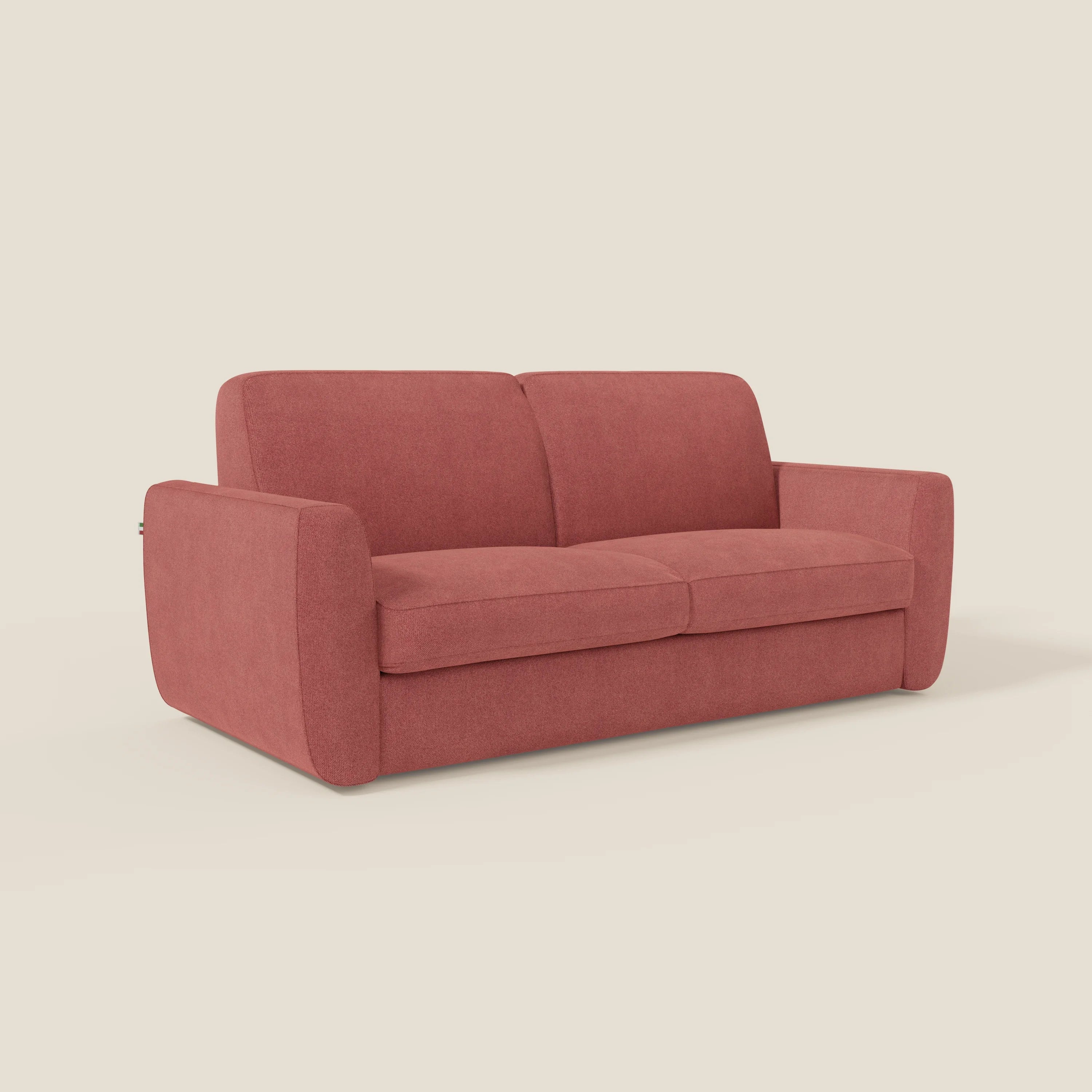 Il divano letto sfoderabile Leonida di Divani.Store in Smacchiabile T23 rosso ciliegia è caratterizzato da ampi braccioli, cuscini in tessuto, vano portaguanciali, meccanismo in acciaio rinforzato e materasso ad alta densità H18 cm per un comfort contemporaneo.