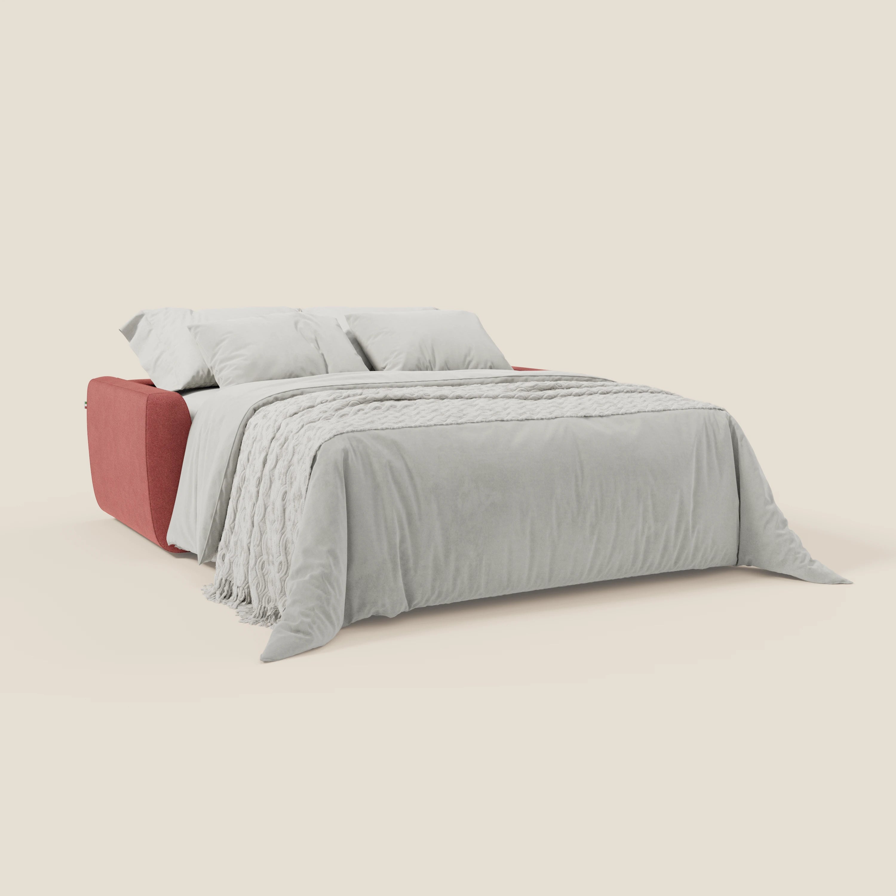 Il divano letto sfoderabile Leonida di Divani.Store in ciliegia rossa T23 è caratterizzato da un materasso H18 cm, da un vano portaguanciali e da un meccanismo in acciaio rinforzato per garantire comfort e durata, il tutto su uno sfondo bianco sporco con biancheria da letto grigio chiaro.
