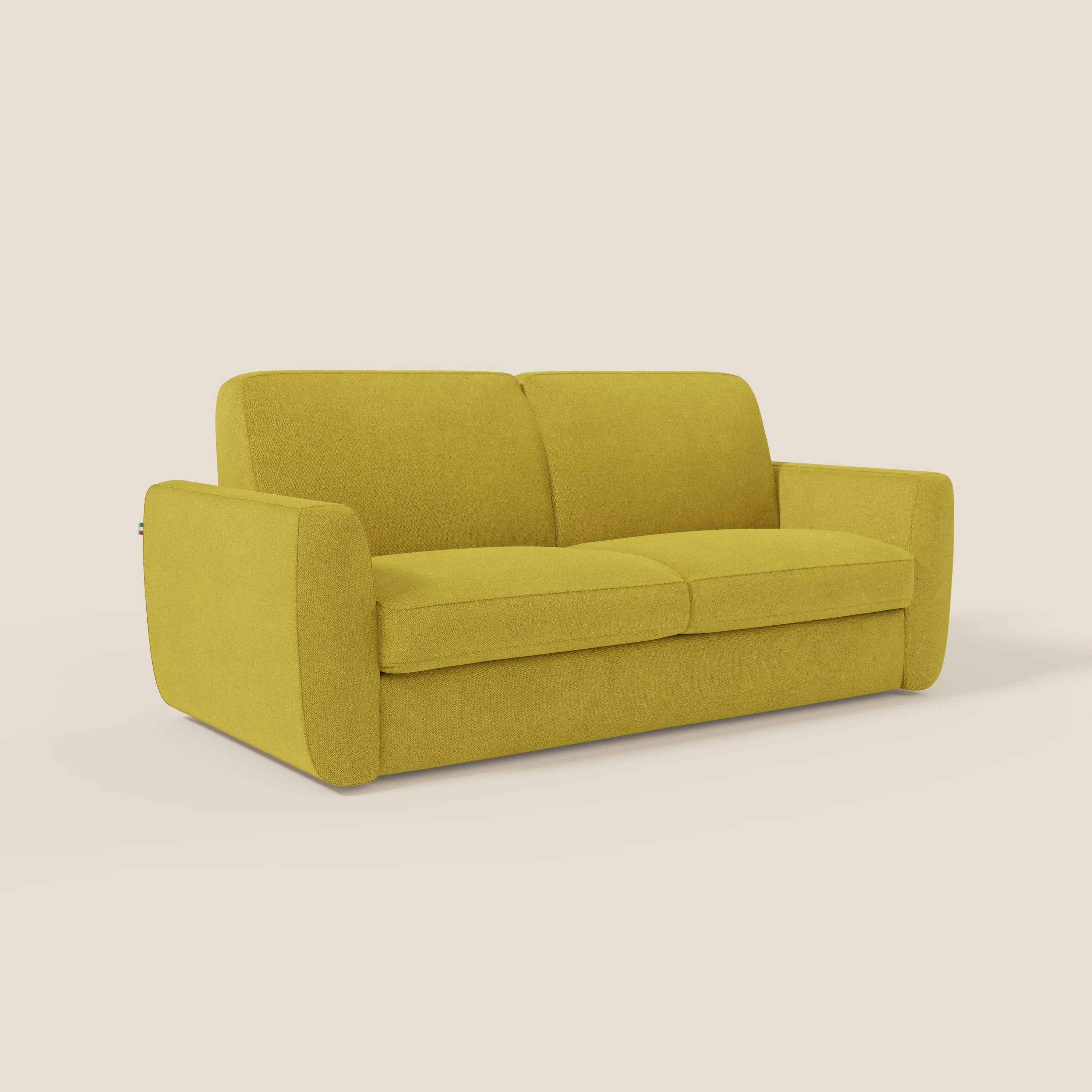 Il divano letto sfoderabile Leonida di Divani.Store è caratterizzato da tessuto Smacchiabile T23 giallo, ampi braccioli arrotondati, cuscini morbidi, materasso ad alta densità H18 cm, vano porta cuscini e design elegante senza gambe a vista.