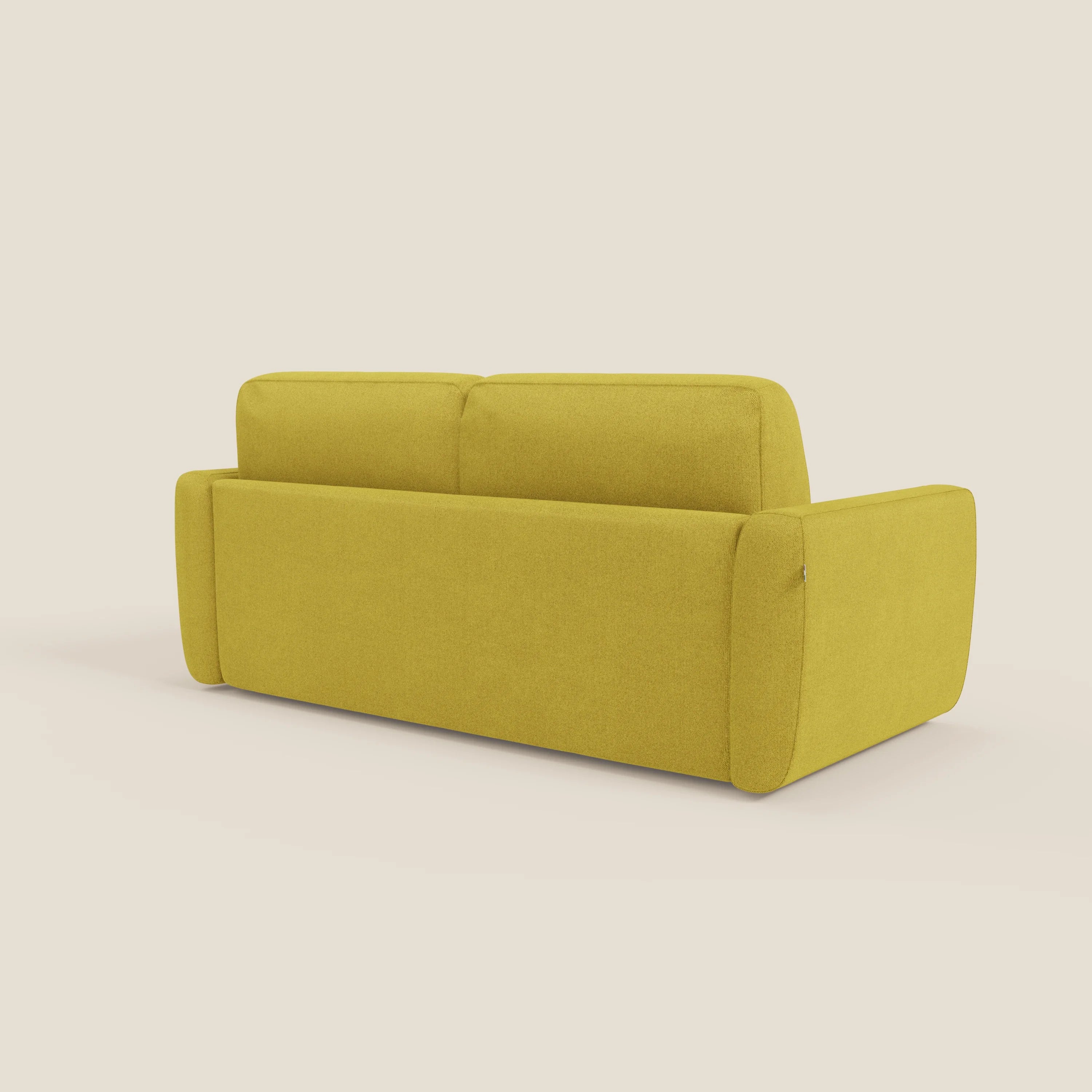 Il divano letto sfoderabile Leonida di Divani.Store è presentato in tessuto Smacchiabile T23 giallo sole, con due cuscini di schienale, ampi braccioli piatti e linee minimali su uno sfondo bianco sporco.