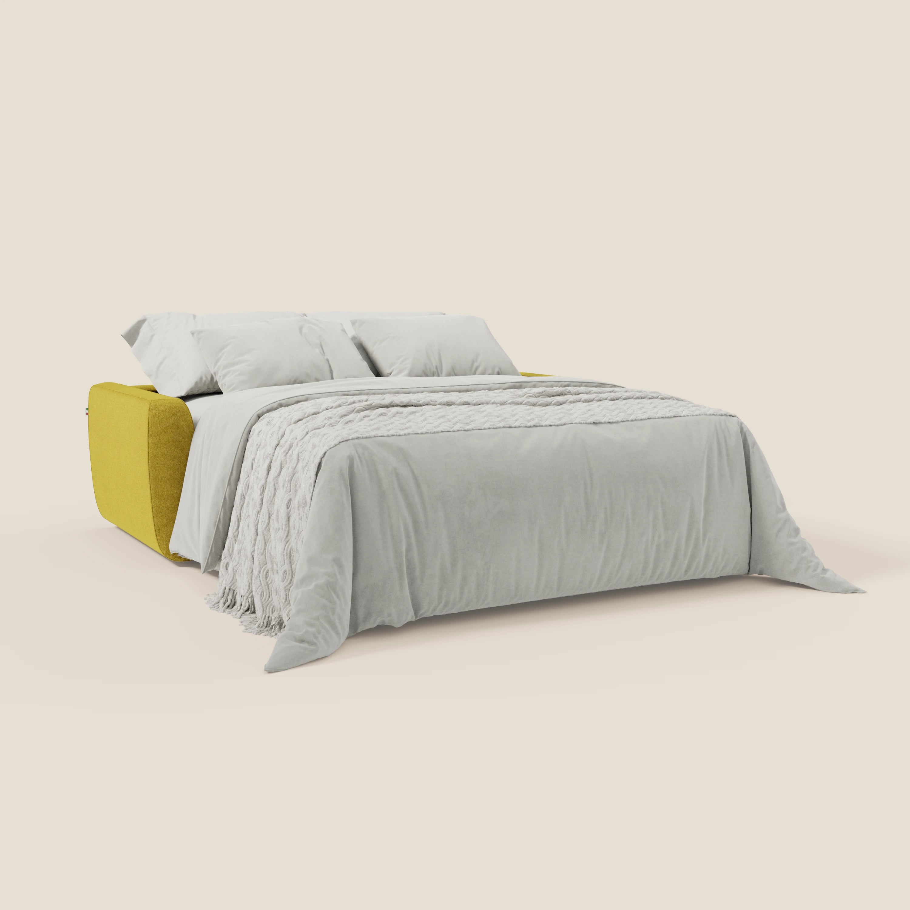 Il divano letto sfoderabile Leonida di Divani.Store è caratterizzato da un vivace tessuto antimacchia giallo sole T23, materasso H18 cm ad alta densità, due cuscini bianchi e un soffice piumone che creano un look accogliente e moderno su uno sfondo bianco sporco.