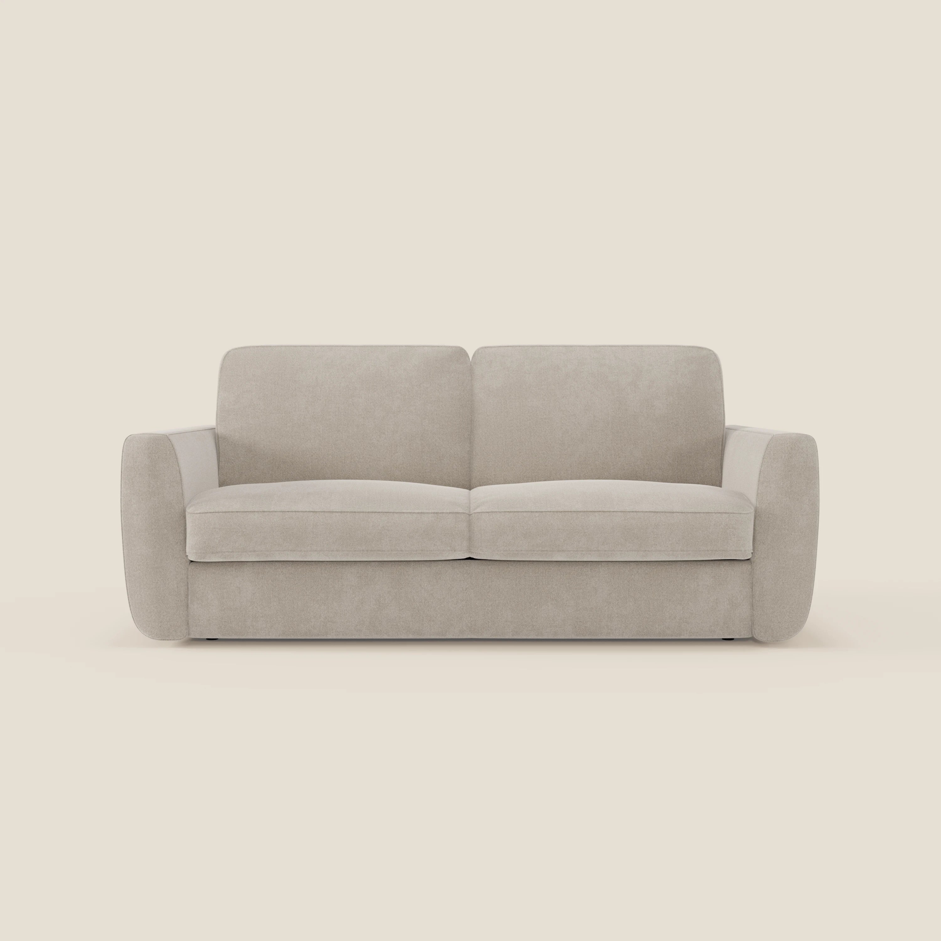 Il divano letto sfoderabile Leonida di Divani.Store è caratterizzato da tessuto Smacchiabile T23 panna, braccioli arrotondati, due cuscini seduta/schienale, materasso H18 cm e vano portaguanciali per un look minimalista e moderno dalle linee pulite.