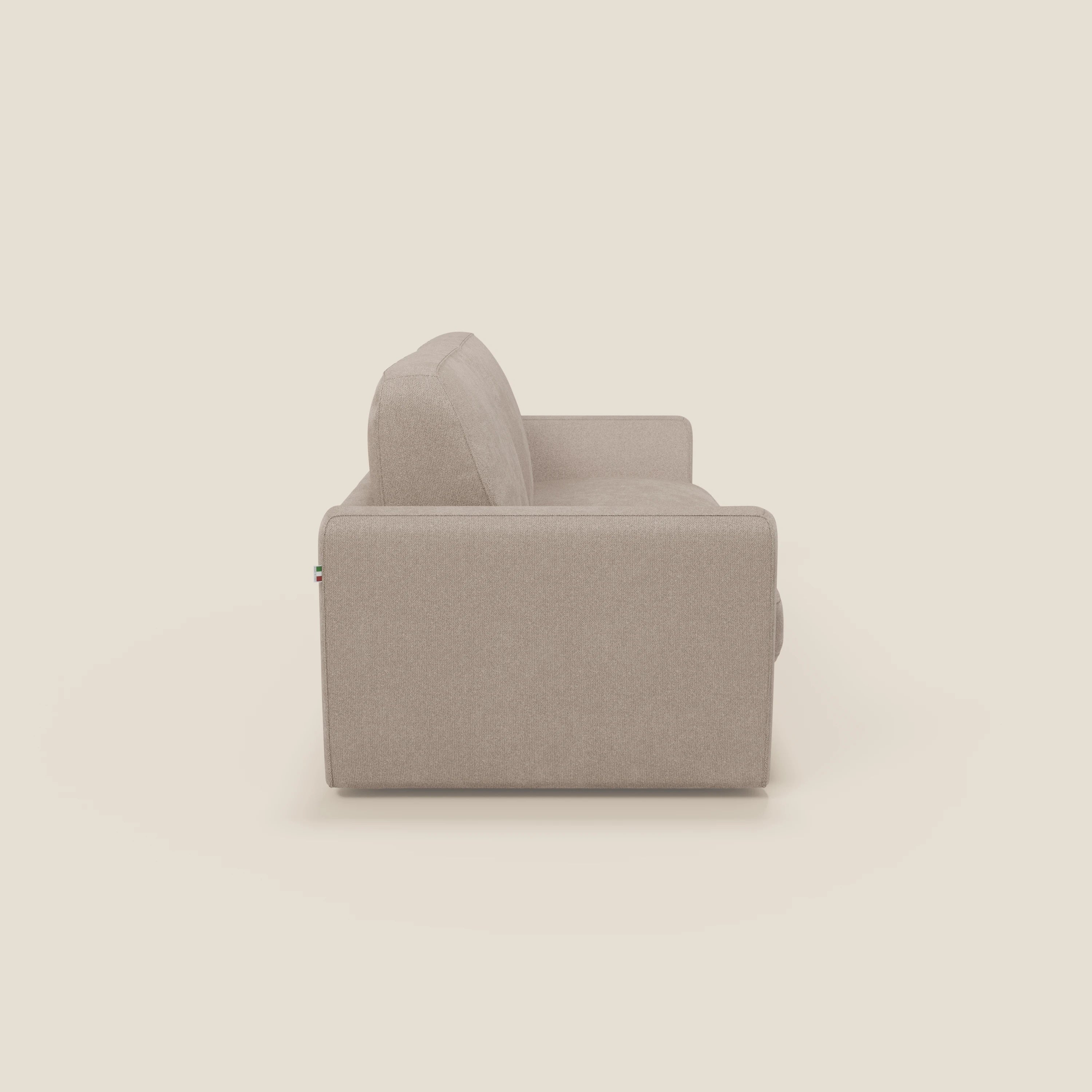 Vista laterale del divano letto sfoderabile Leonida di Divani.Store in Smacchiabile T23 tortora, caratterizzato da braccioli e schienale squadrati, design minimalista, meccanismo in acciaio rinforzato, materasso H18 cm e vano porta guanciali.