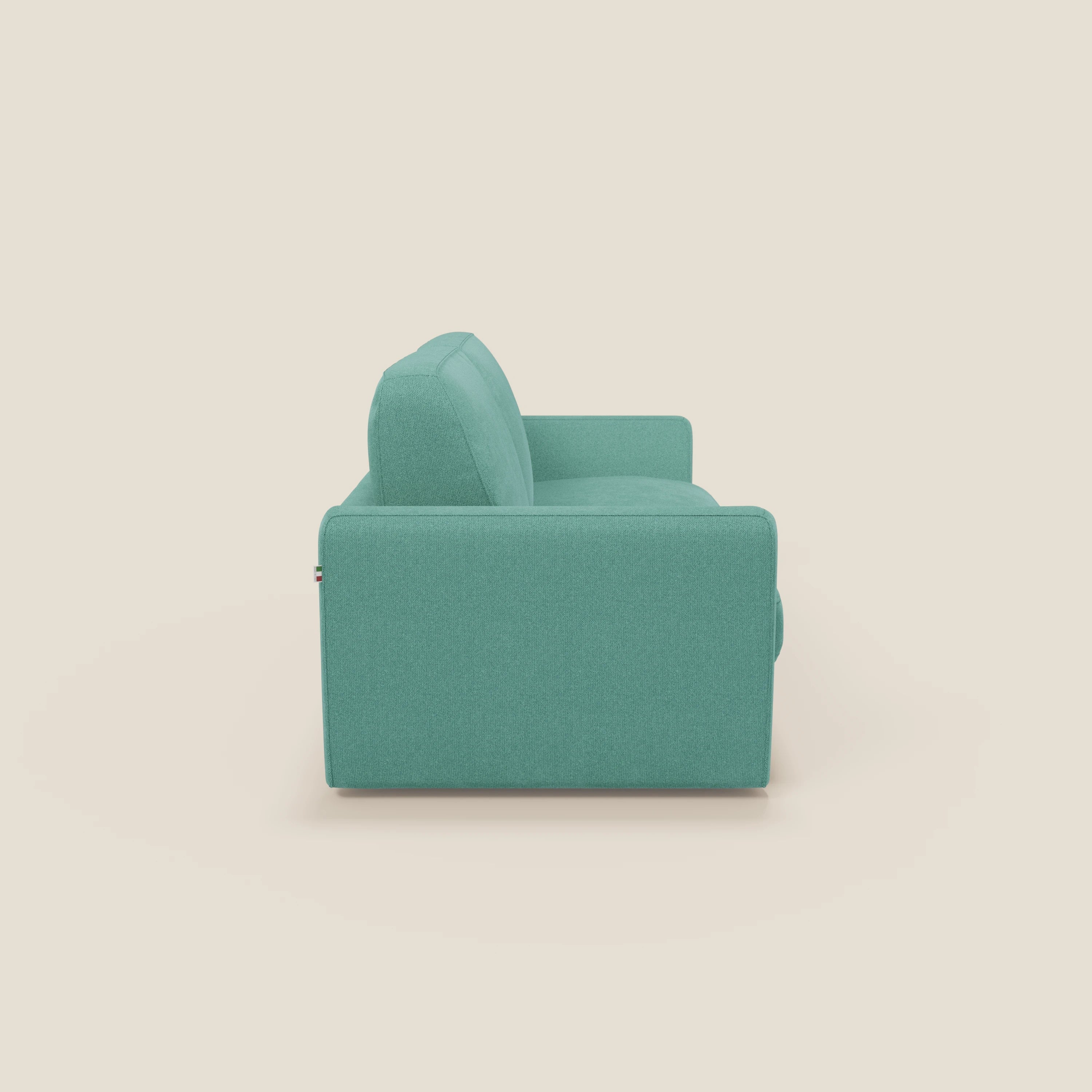 Il divano letto sfoderabile Leonida di Divani.Store in tessuto Smacchiabile T23 verde acqua è caratterizzato da un design squadrato, cuscino di seduta singolo, ampio bracciolo, materasso ad alta densità H18 cm e contenitore per cuscini incorporato.