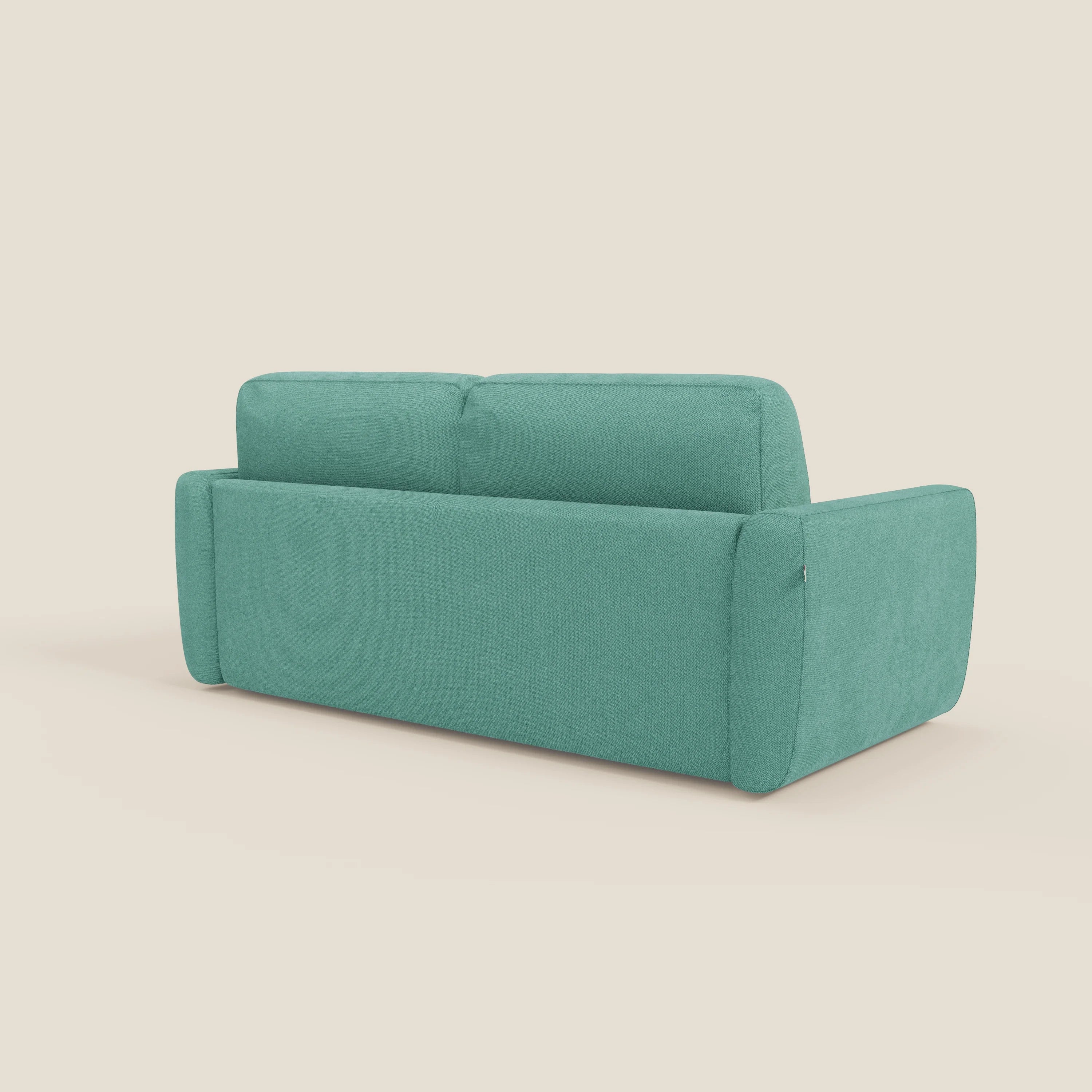 Il divano letto sfoderabile Leonida di Divani.Store in verde acqua T23 viene mostrato dal retro, evidenziando le sue linee moderne e pulite e i due cuscini imbottiti. Il design semplice non presenta gambe o decorazioni visibili, su uno sfondo chiaro.