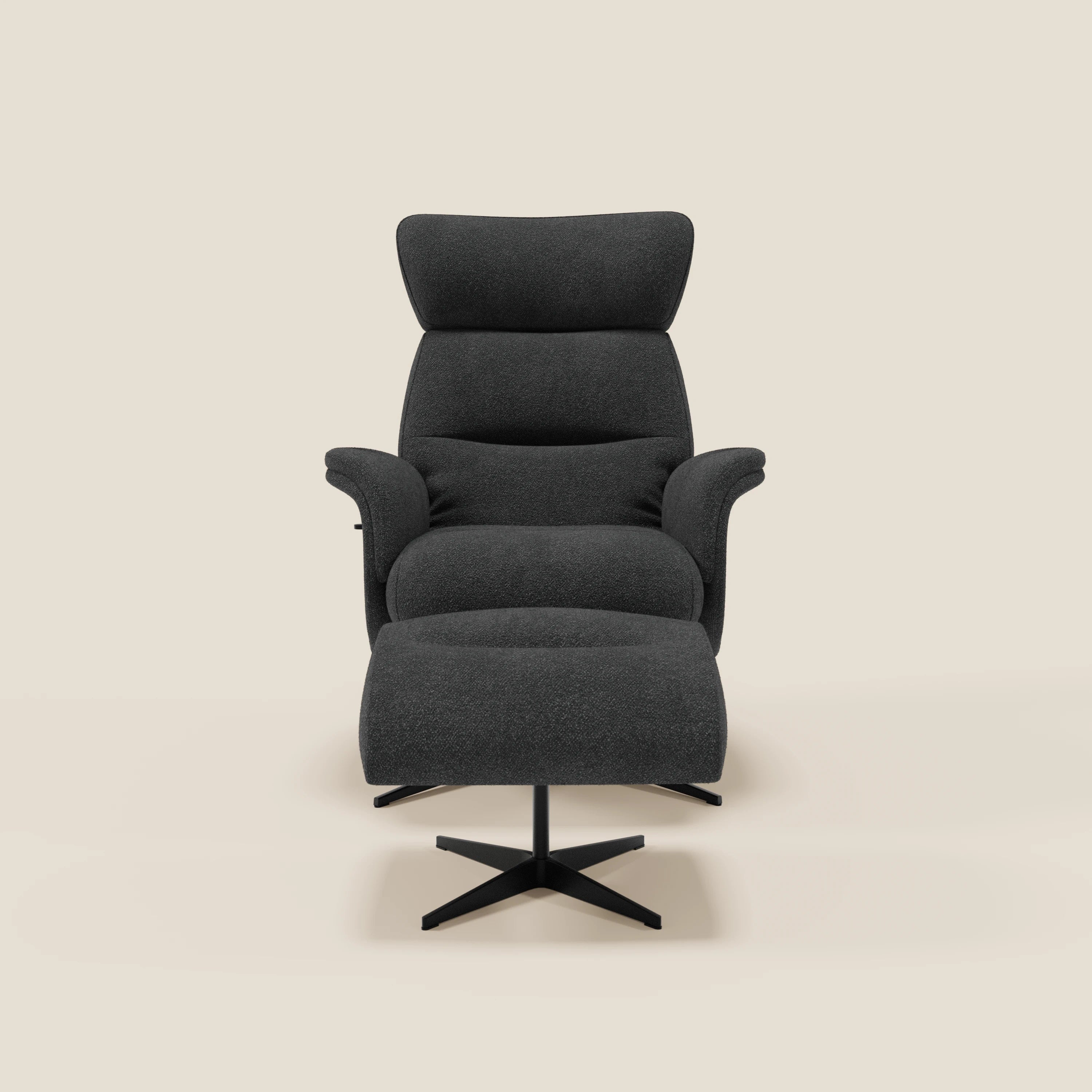 La poltrona relax reclinabile Lunor di Divani.Store con tessuto bouclé impermeabile antracite T07 e pouf poggiapiedi coordinato è caratterizzata da sedute imbottite, schienale alto, braccioli curvi e basi a quattro razze in metallo nero su sfondo beige.