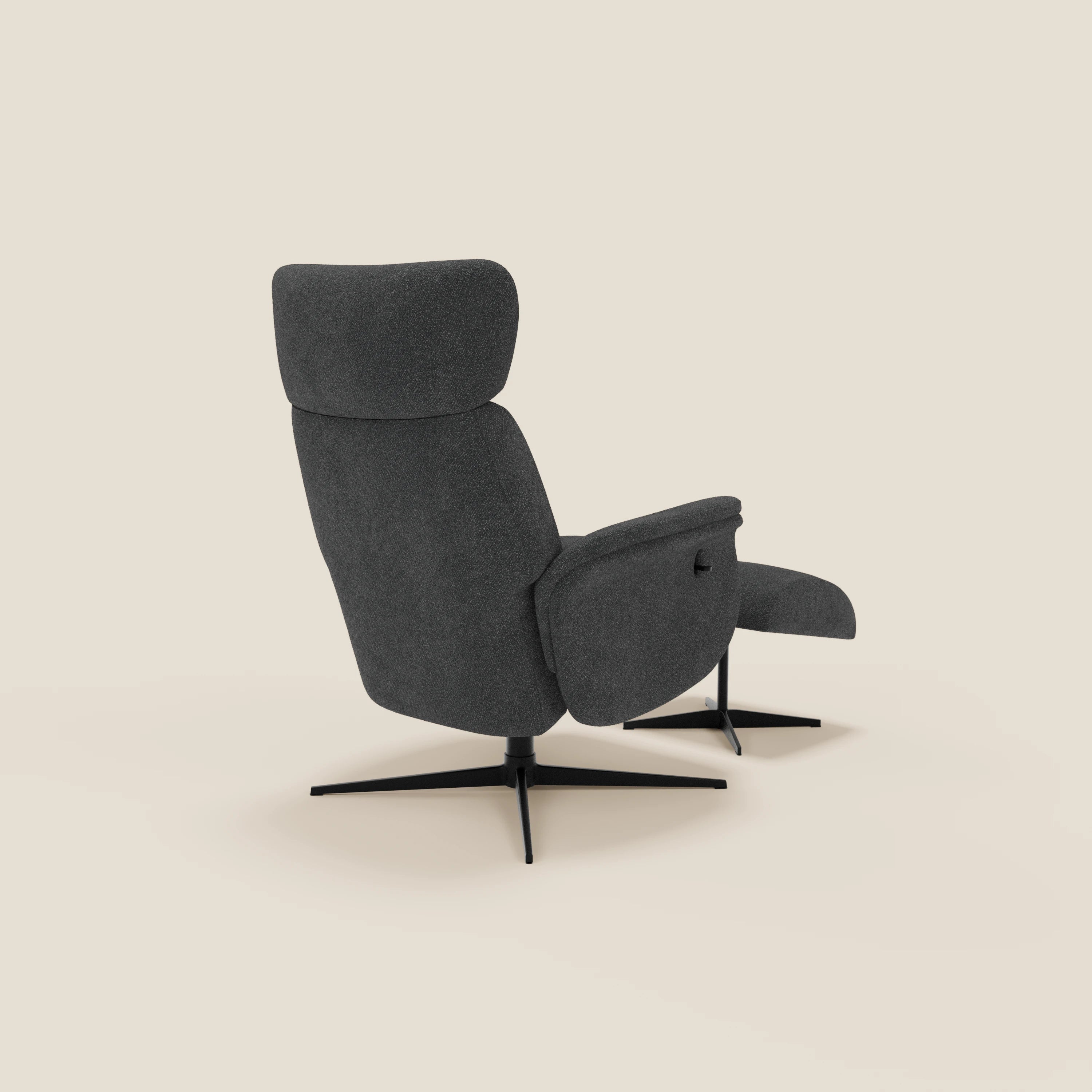 La poltrona relax reclinabile Lunor di Divani.Store in tessuto bouclé impermeabile T07 antracite è dotata di schienale alto, braccioli, base a quattro punte nera e pouf coordinato. Presentata parzialmente reclinata su uno sfondo beige chiaro.