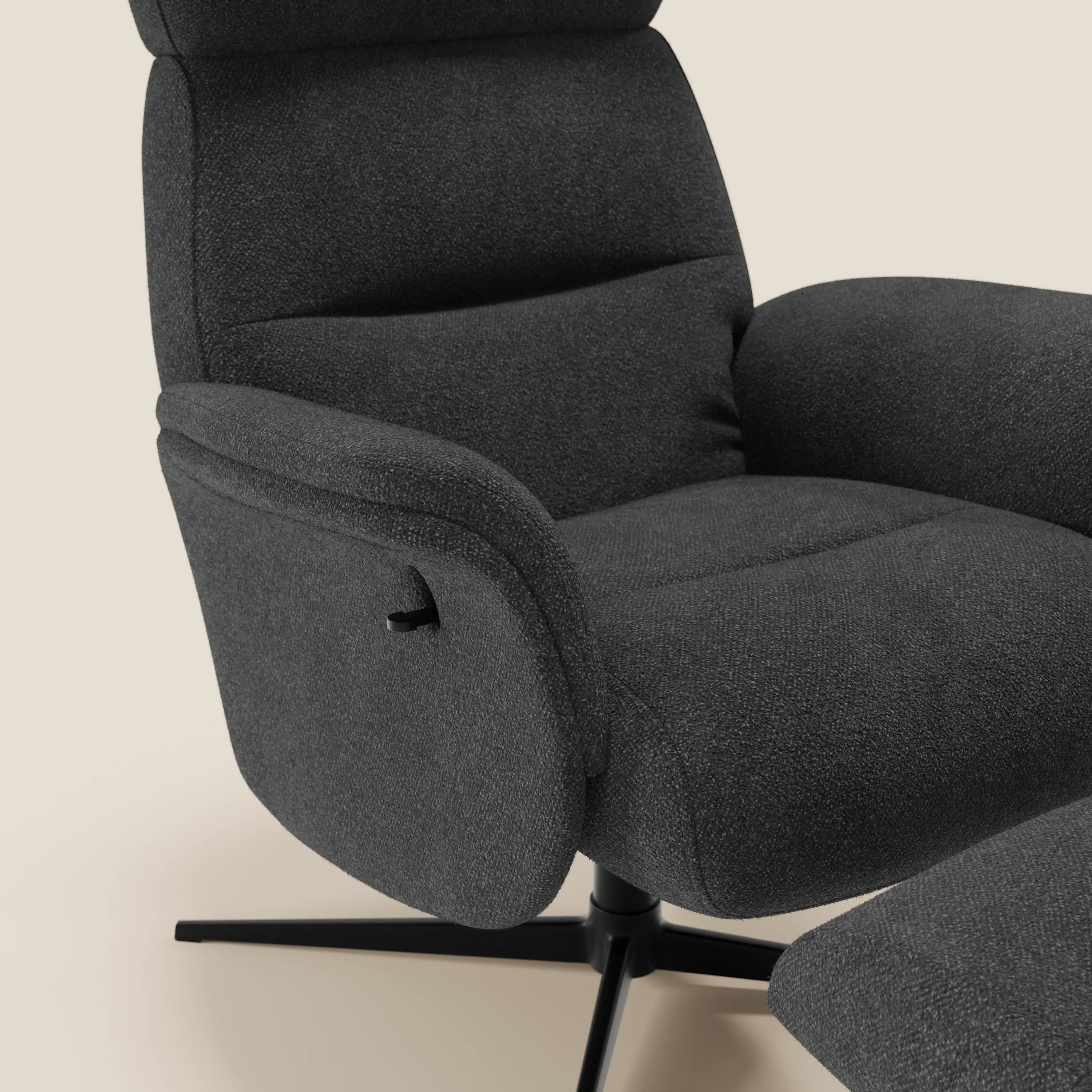 Primo piano della poltrona relax Lunor reclinabile con pouf poggiapiedi in tessuto bouclé impermeabile T07 antracite di Divani.Store, con cuscino e base girevole in metallo nero su sfondo beige.