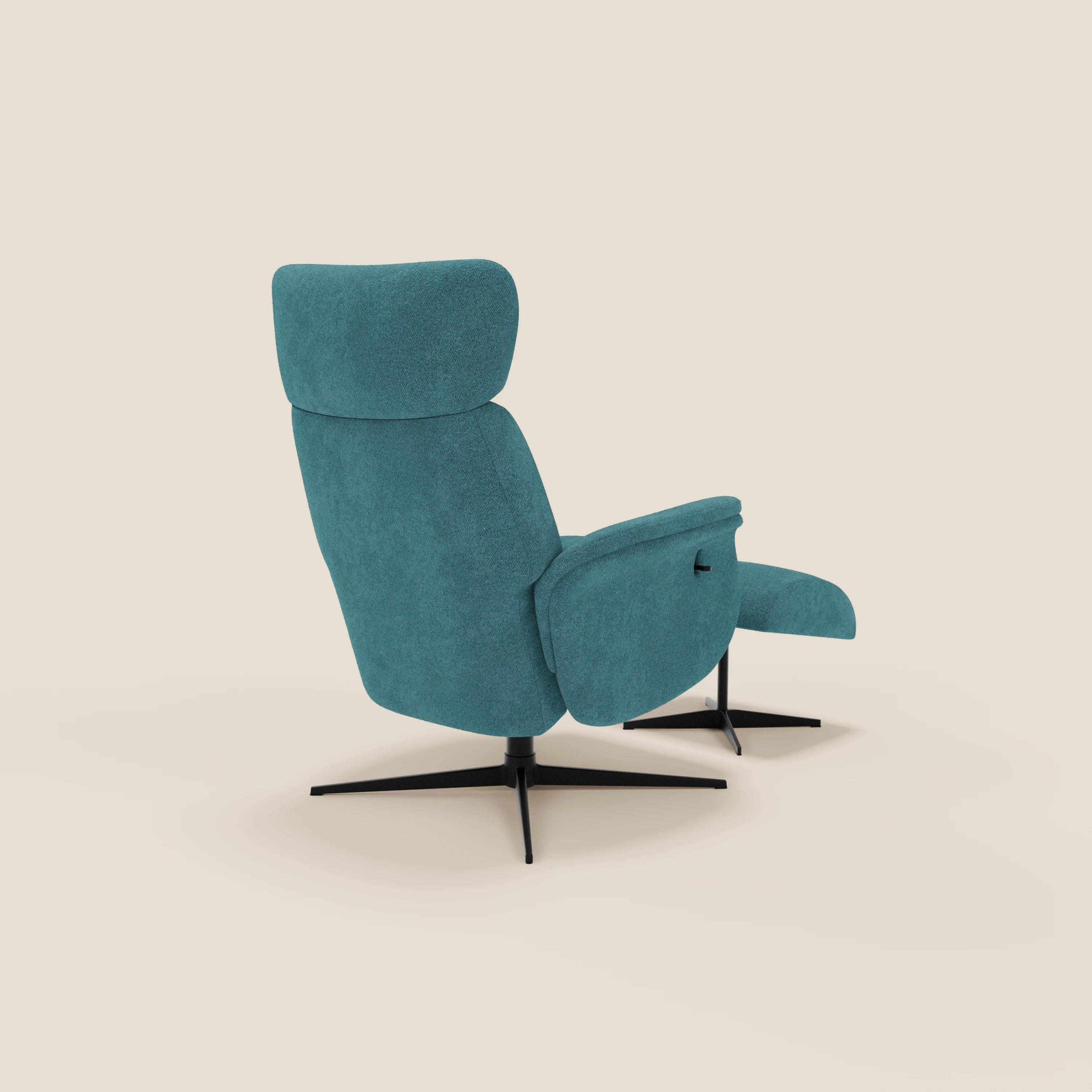 La poltrona relax reclinabile Lunor Poltrona di Divani.Store, in tessuto bouclé impermeabile T07 azzurro, è caratterizzata da schienale alto, braccioli imbottiti, leva laterale e base in metallo nero a quattro punte. Vista da dietro in posizione angolata su sfondo beige chiaro.