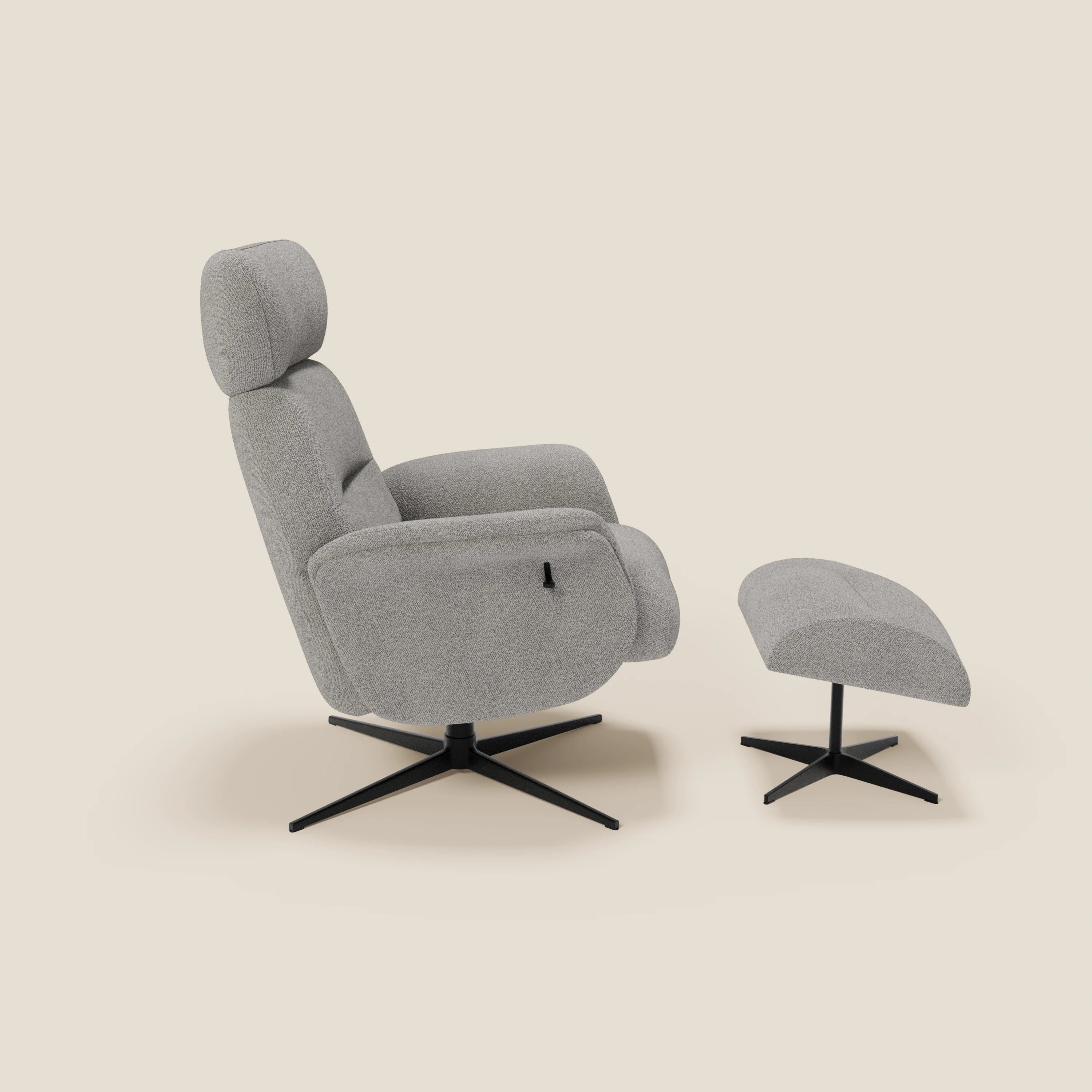 La Poltrona relax Lunor reclinabile con pouf poggiapiedi in tessuto bouclé impermeabile T07 grigio di Divani.Store è caratterizzata da un alto schienale imbottito, leva laterale a vista e basi girevoli in metallo nero, su sfondo beige.