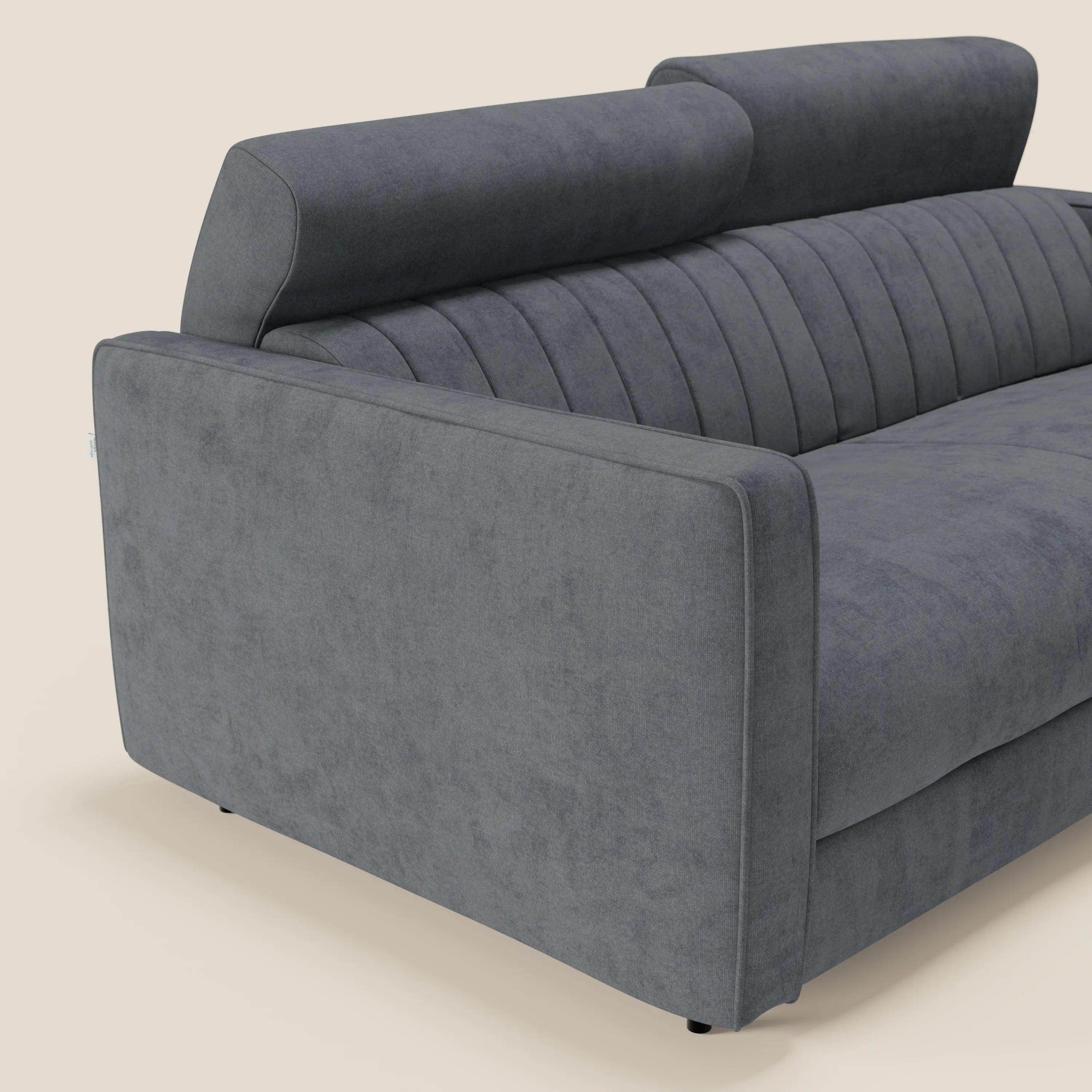 Il divano letto moderno Nivon di Divani.Store è caratterizzato da un tessuto impermeabile grigio scuro T25, da un'imbottitura a canali verticali, da ampi braccioli, da un poggiatesta regolabile e da un materasso da 16 cm di altezza, che unisce il comfort del divano al design moderno su gambe discrete.