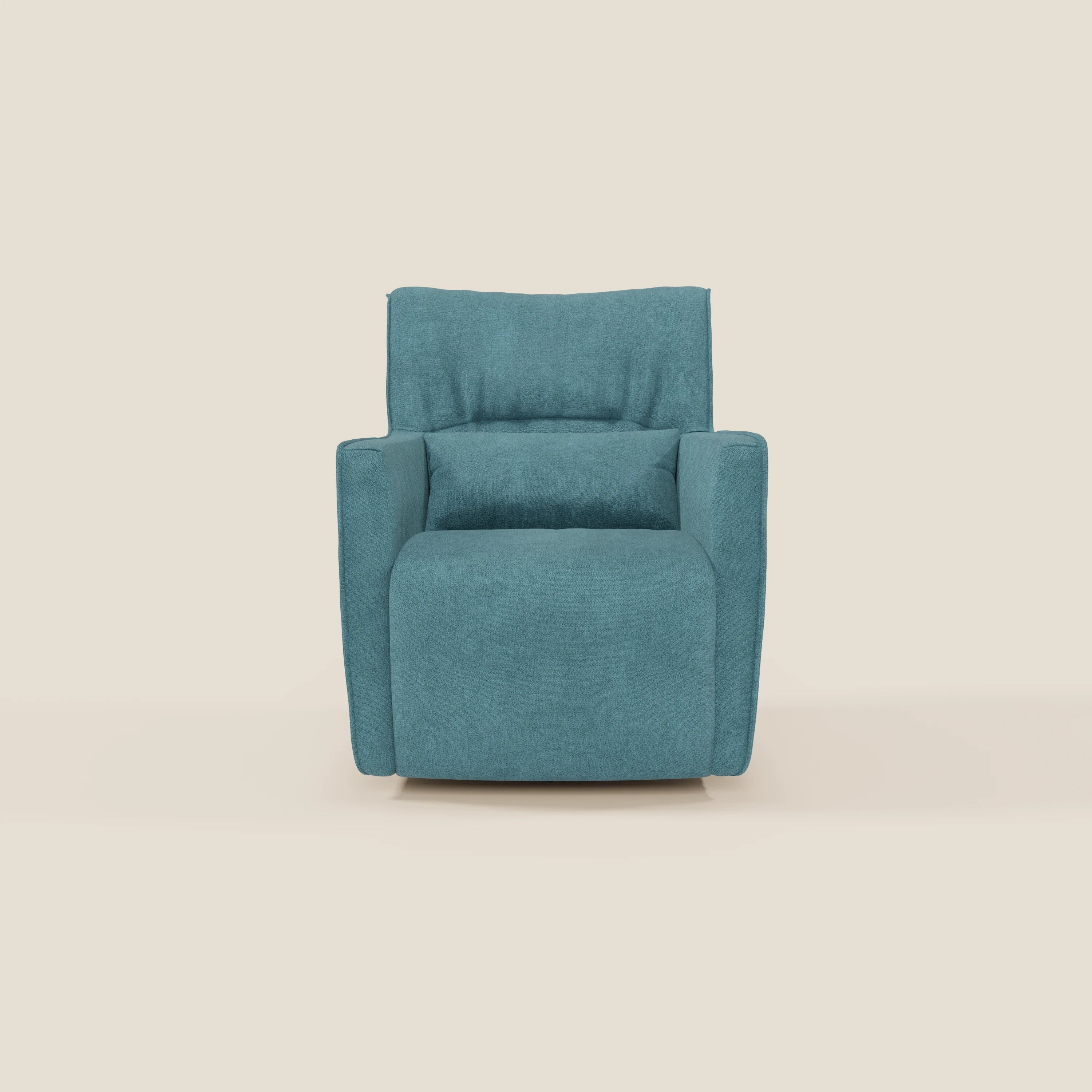 Tulla Poltrona girevole in tessuto impermeabile T02 azzurro di Divani.Store è una poltrona girevole moderna di colore verde acqua, con braccioli squadrati e schienale in feltro, presentata in avanti su uno sfondo beige chiaro per un look pulito e contemporaneo.