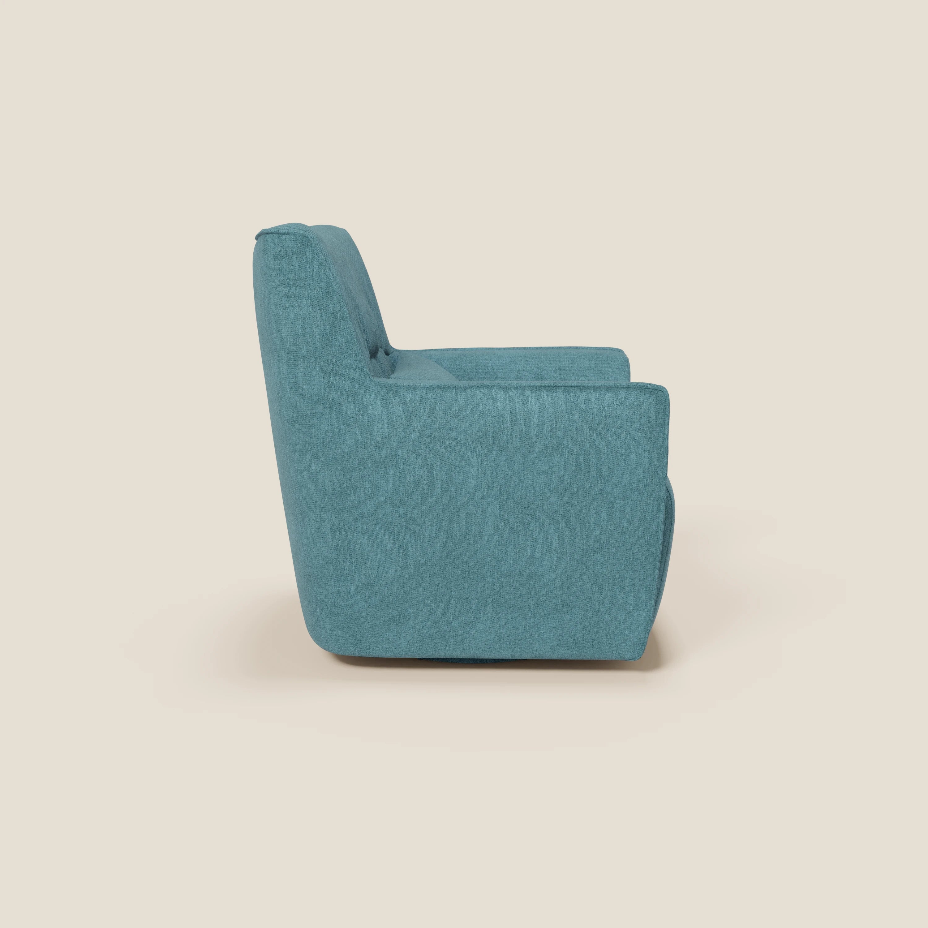 Vista laterale di Tulla Poltrona girevole in tessuto impermeabile T02 azzurro di Divani.Store, caratterizzata da un design blu e minimalista con schienale alto, ampia seduta e braccioli dritti, su uno sfondo beige chiaro.