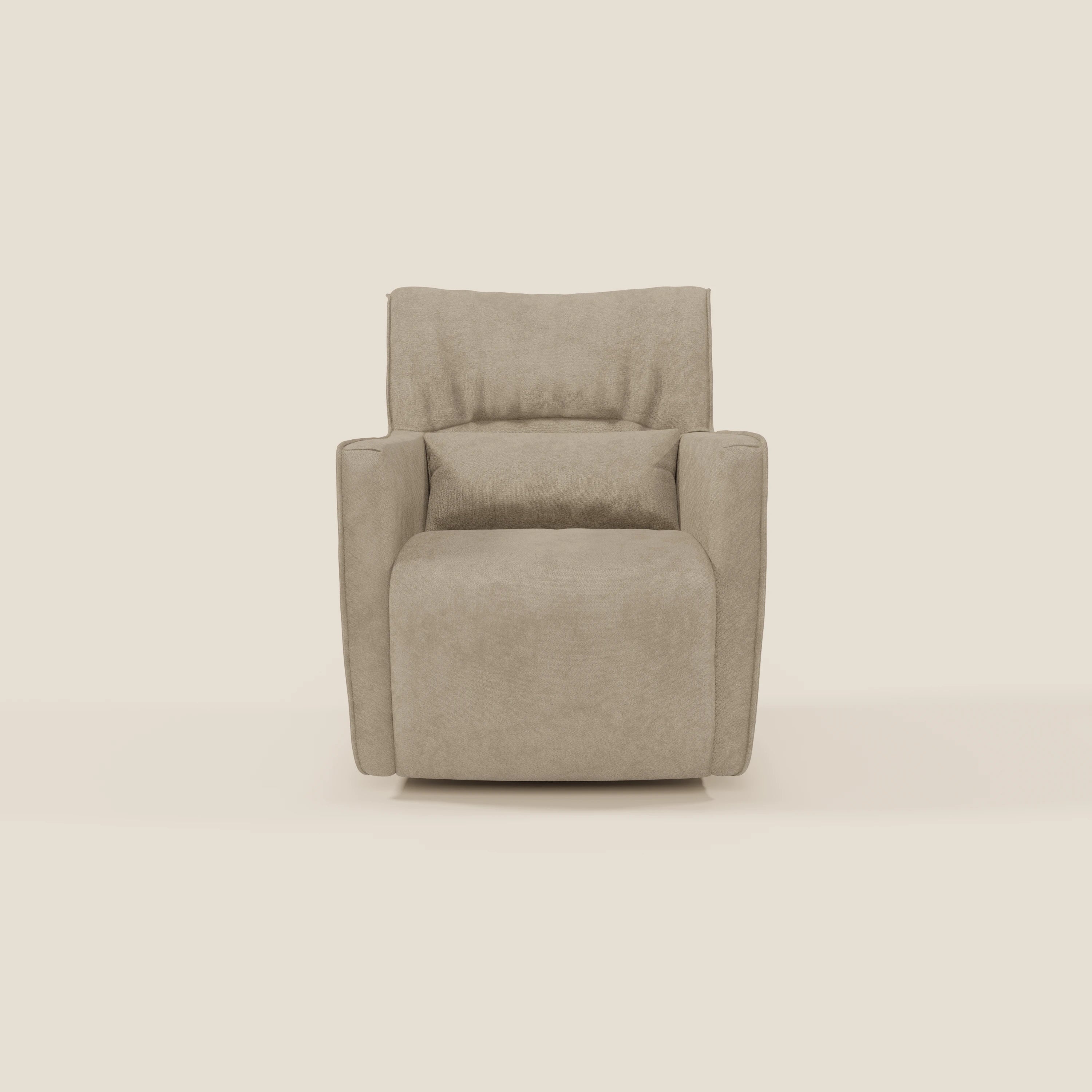 Divani.Store Tulla Poltrona girevole in tessuto impermeabile T02 beige è una poltrona girevole moderna con seduta morbida, ampi braccioli e morbido tessuto beige, presentata frontalmente su uno sfondo chiaro.