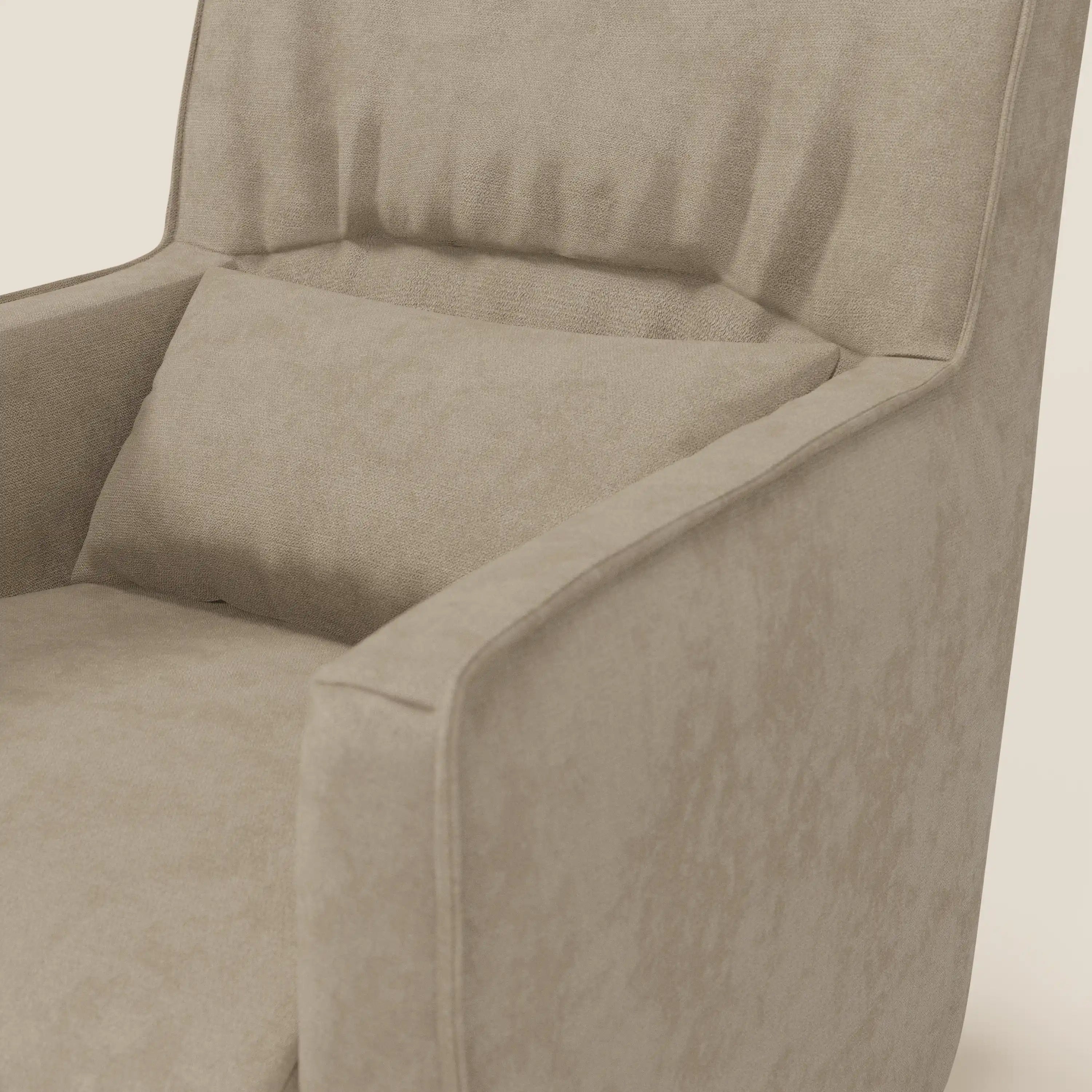 Primo piano di Tulla Poltrona girevole in tessuto impermeabile T02 beige di Divani.Store, caratterizzata da uno schienale solido con sottili pieghe, ampi braccioli e un cuscino rettangolare coordinato per un maggiore comfort della schiena.