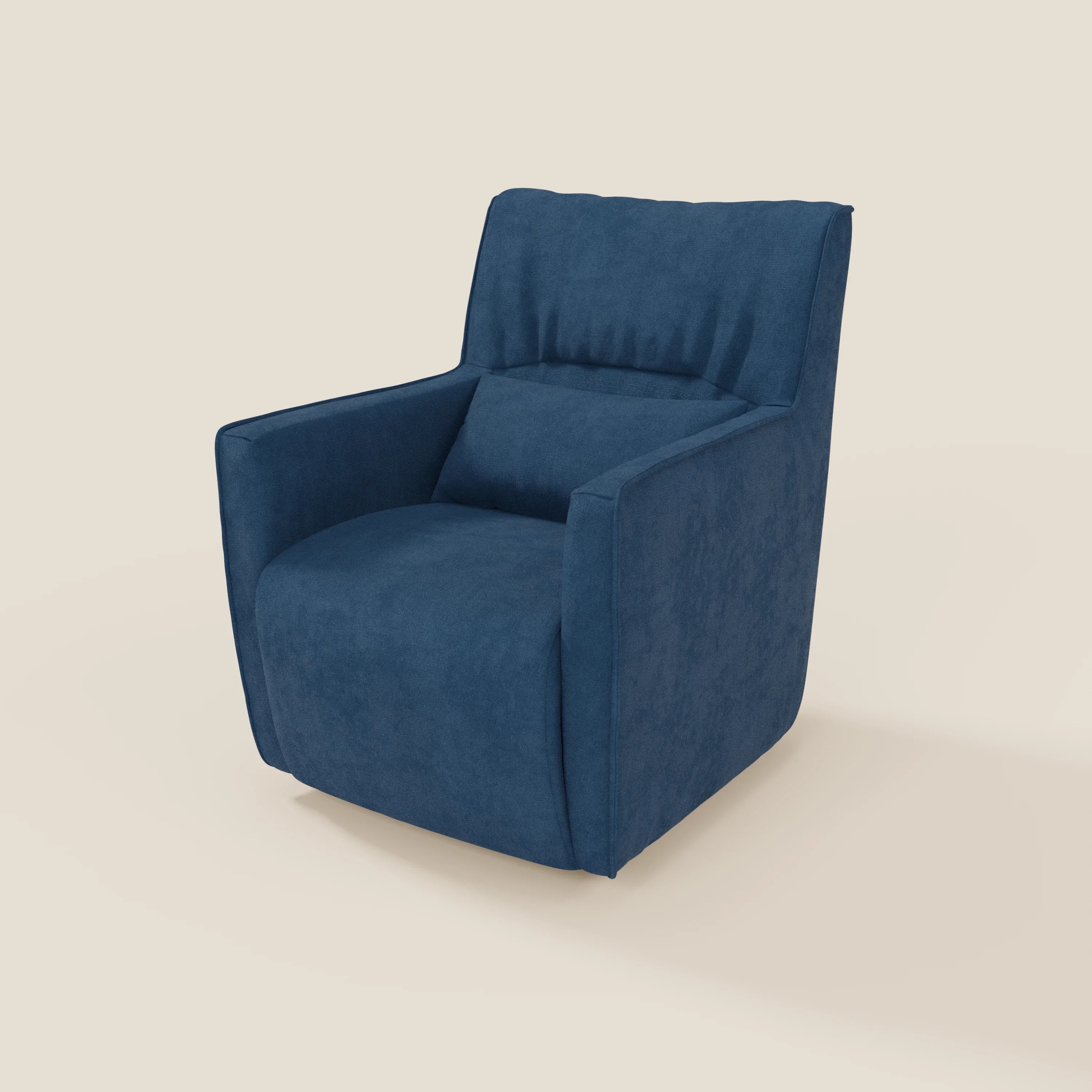 Tulla Poltrona girevole in tessuto impermeabile T02 blu di Divani.Store è una poltrona moderna e squadrata con schienale alto, seduta imbottita e braccioli leggermente angolati, presentata su una superficie piana su uno sfondo beige chiaro.