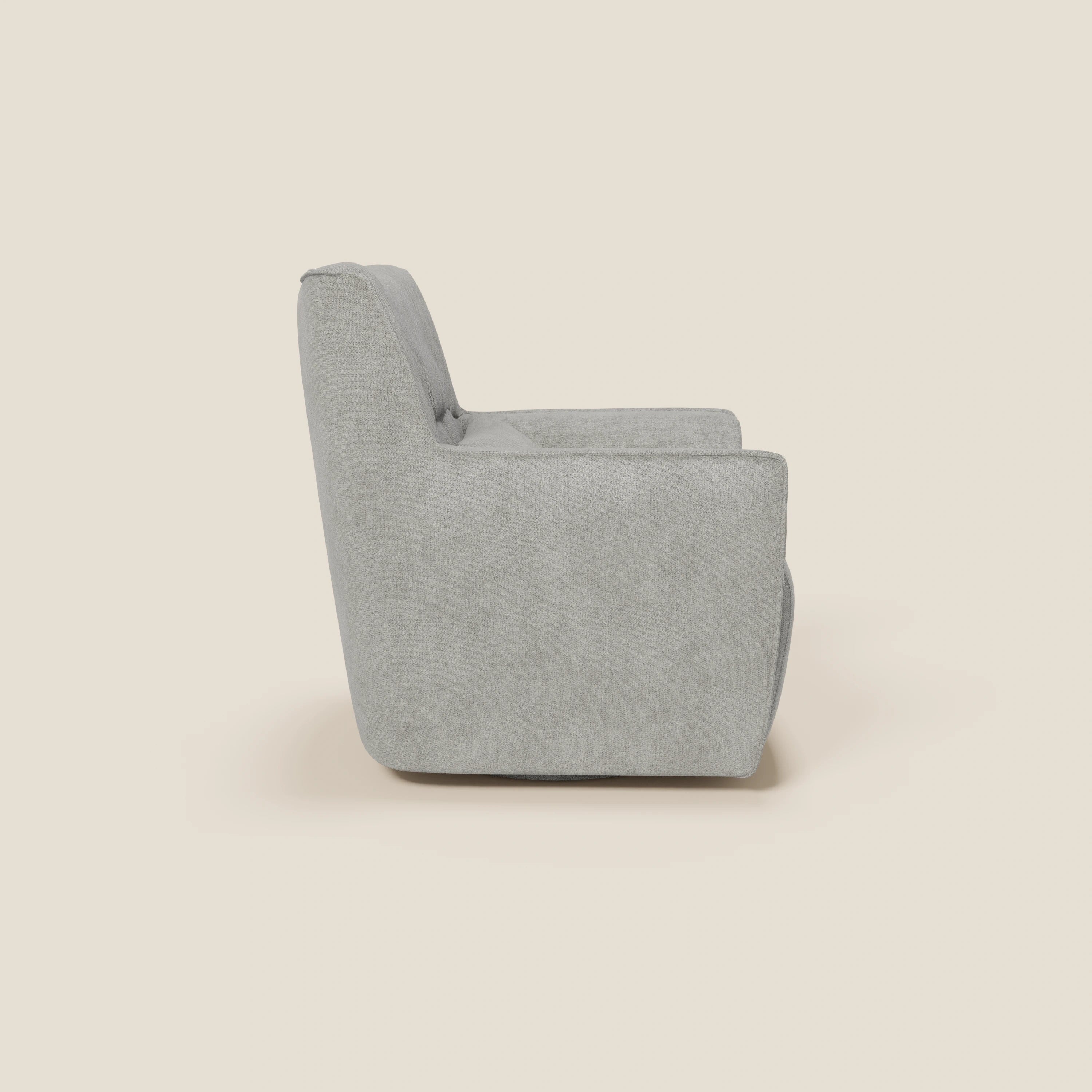 La poltrona girevole Tulla in tessuto impermeabile T02 grigio chiaro di Divani.Store è presentata lateralmente su sfondo beige, con seduta spessa, schienale reclinabile, braccioli imbottiti e un design moderno e squadrato.