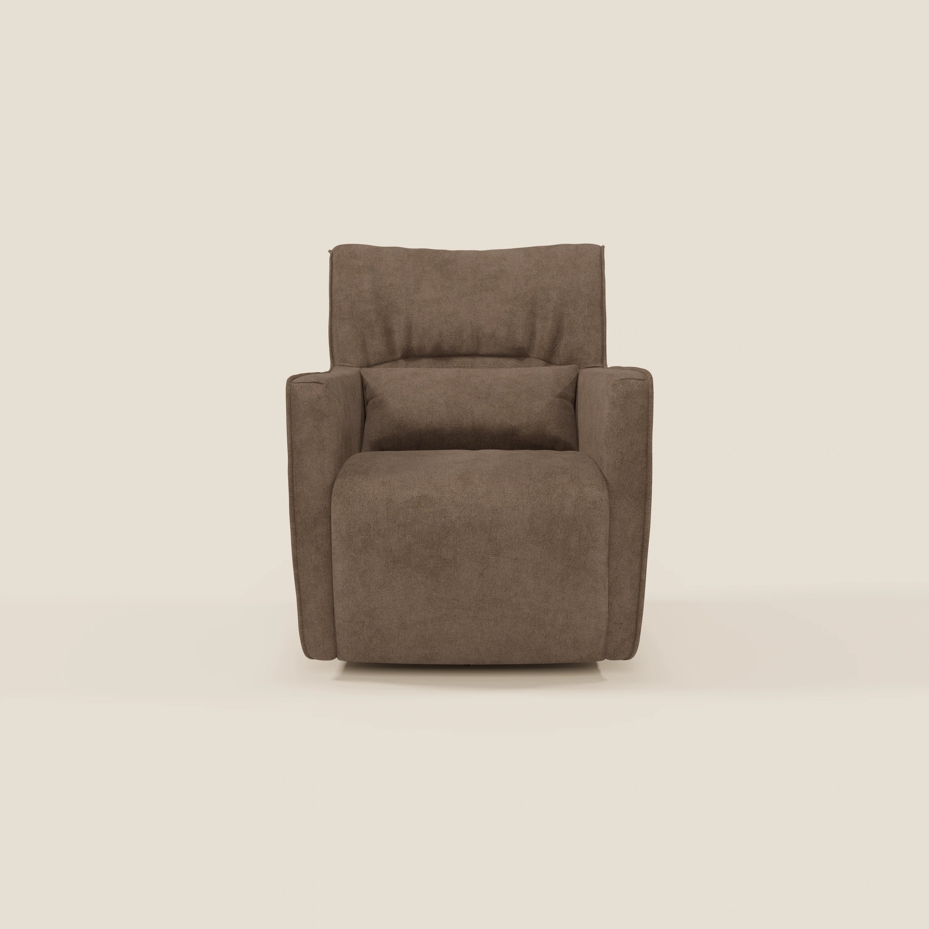 Vista frontale di Tulla Poltrona girevole in tessuto impermeabile T02 marrone di Divani.Store, caratterizzata da un design squadrato, seduta compatta, imbottitura in tessuto e braccioli, su uno sfondo beige chiaro.