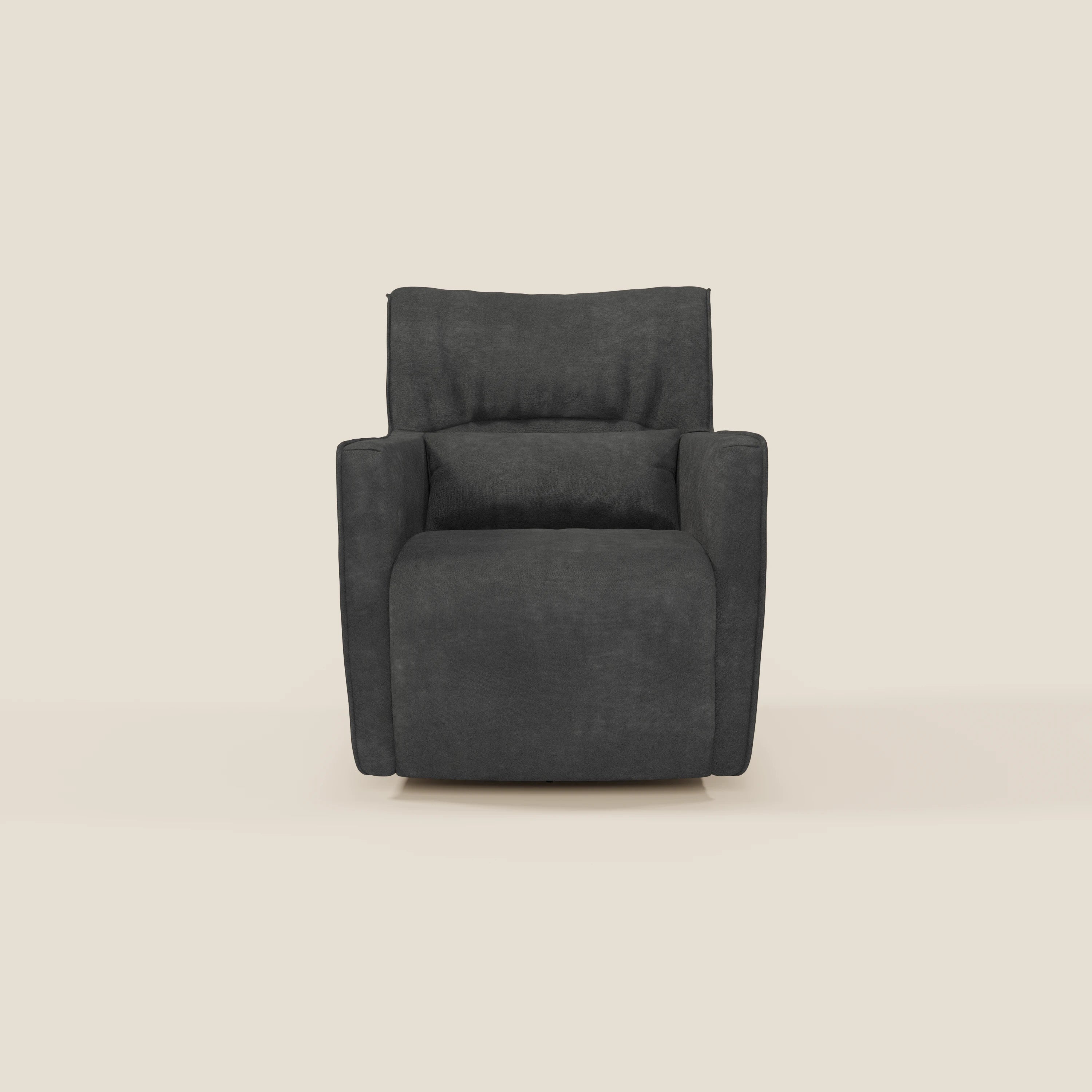 Tulla Poltrona girevole in tessuto impermeabile T02 nero di Divani.Store è una poltrona reclinabile moderna e squadrata di colore grigio scuro, con seduta morbida, schienale imbottito e ampi braccioli: compatta, comoda e invitante su uno sfondo beige.