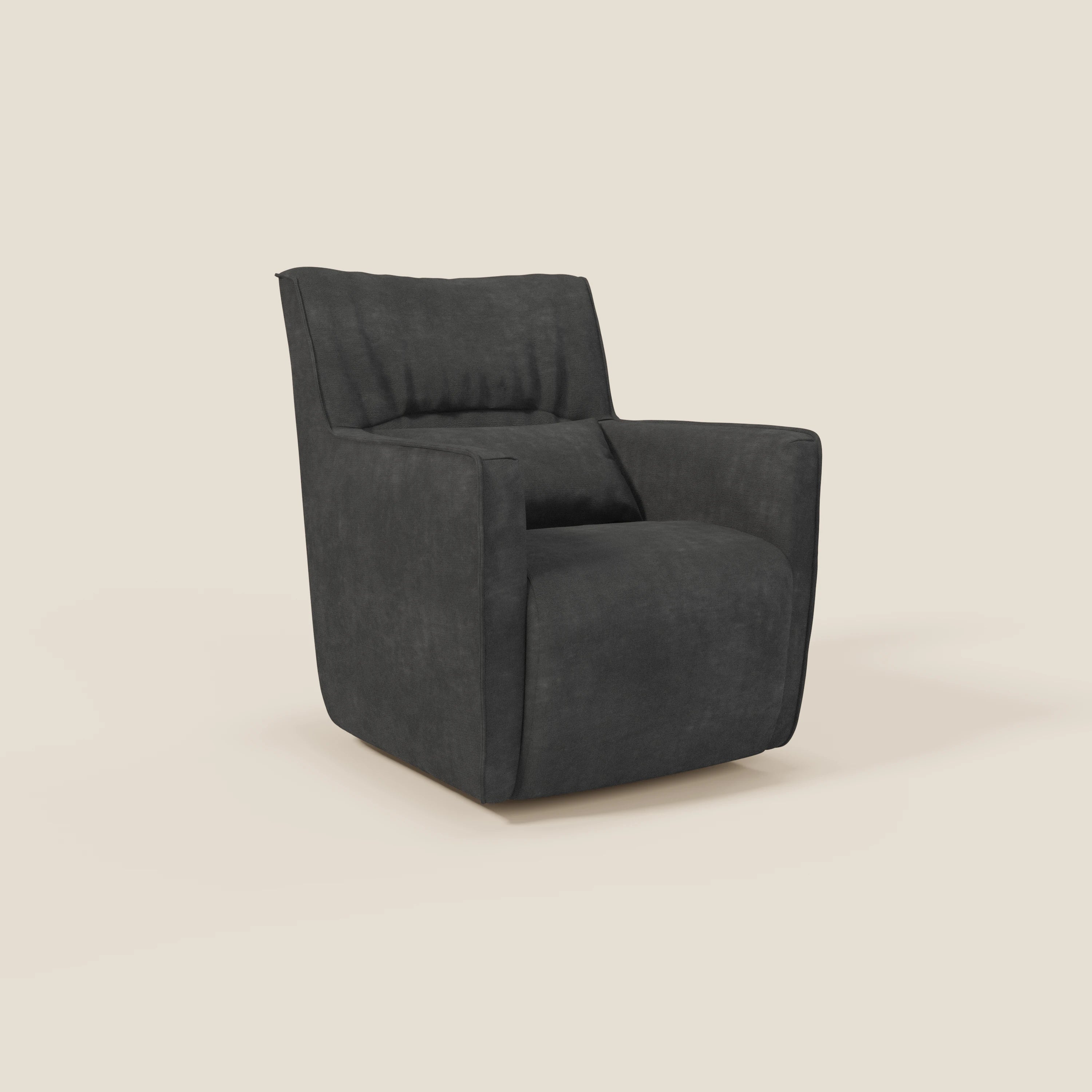 Tulla Poltrona girevole in tessuto impermeabile T02 nero di Divani.Store è una poltrona moderna e squadrata con schienale basso, ampia seduta e braccioli spessi. Il suo design minimalista e il suo comfort spiccano su uno sfondo beige chiaro.