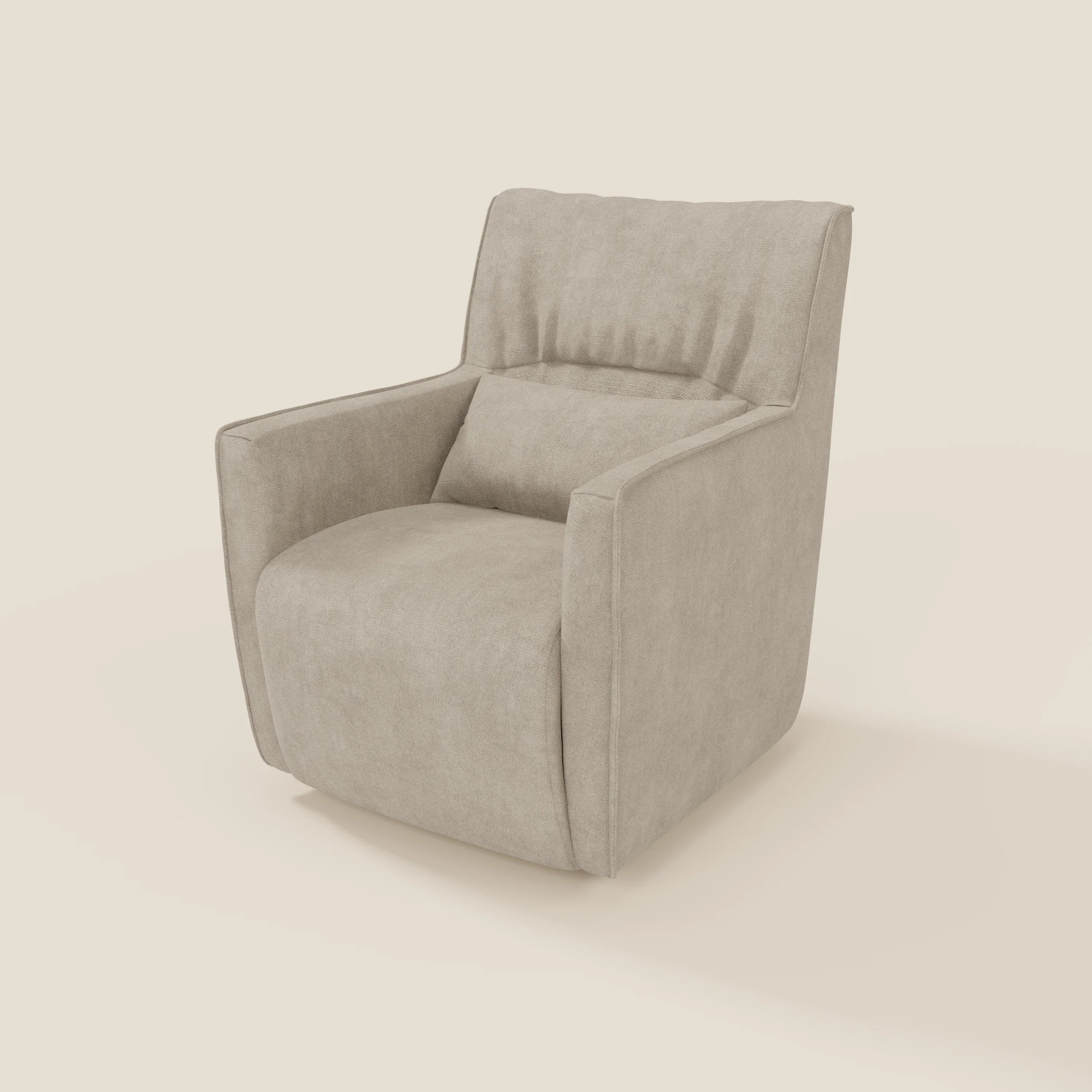 Tulla Poltrona girevole in tessuto impermeabile T02 panna di Divani.Store è caratterizzata da linee pulite, schienale leggermente reclinato, braccioli squadrati e base senza giunture. Il tessuto beige chiaro e soffice offre un comfort compatto su uno sfondo bianco sporco.
