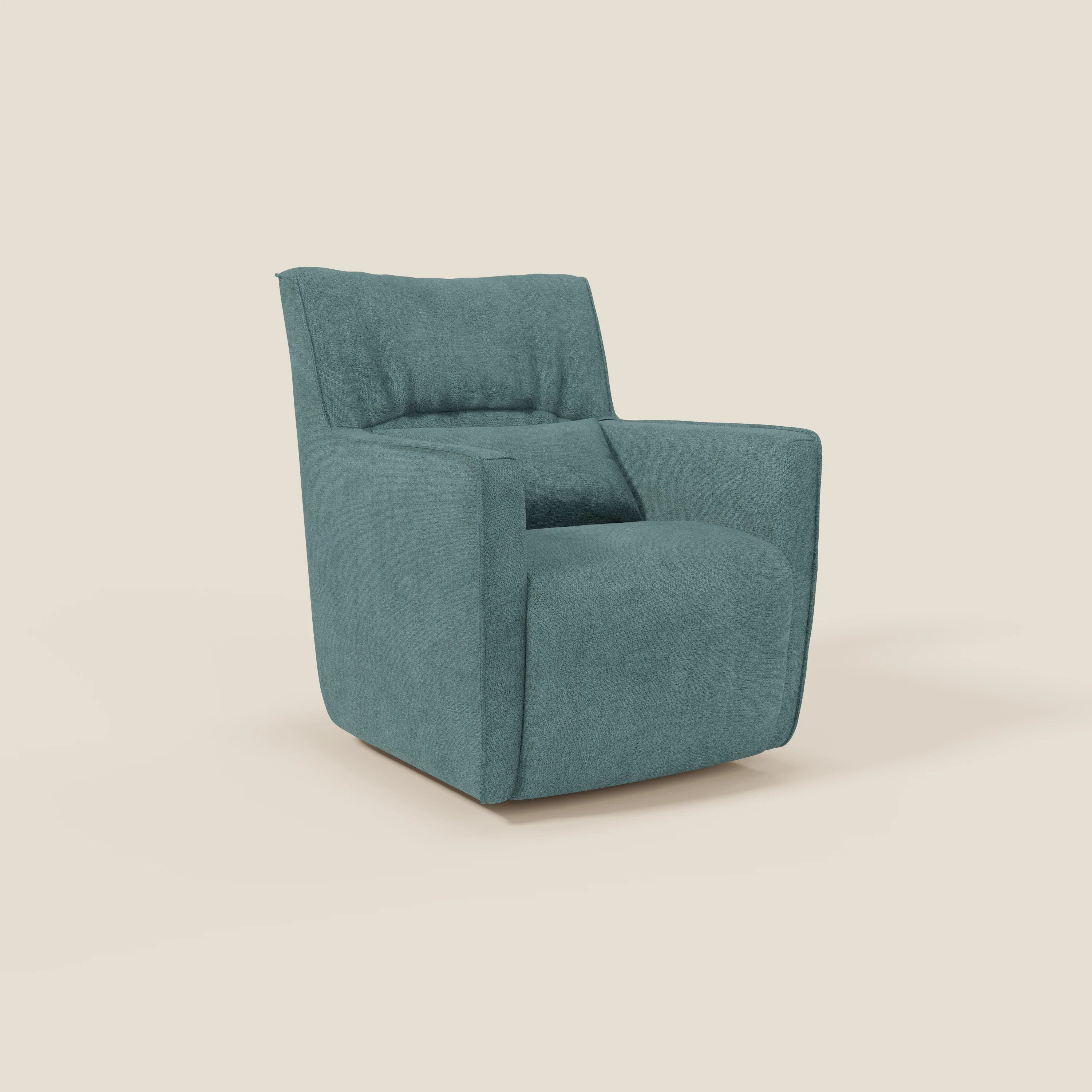 La poltrona girevole Tulla in tessuto impermeabile T02 petrolio di Divani.Store è caratterizzata da un'ampia seduta, braccioli quadrati e uno schienale leggermente reclinato per un comfort moderno, su uno sfondo beige chiaro.