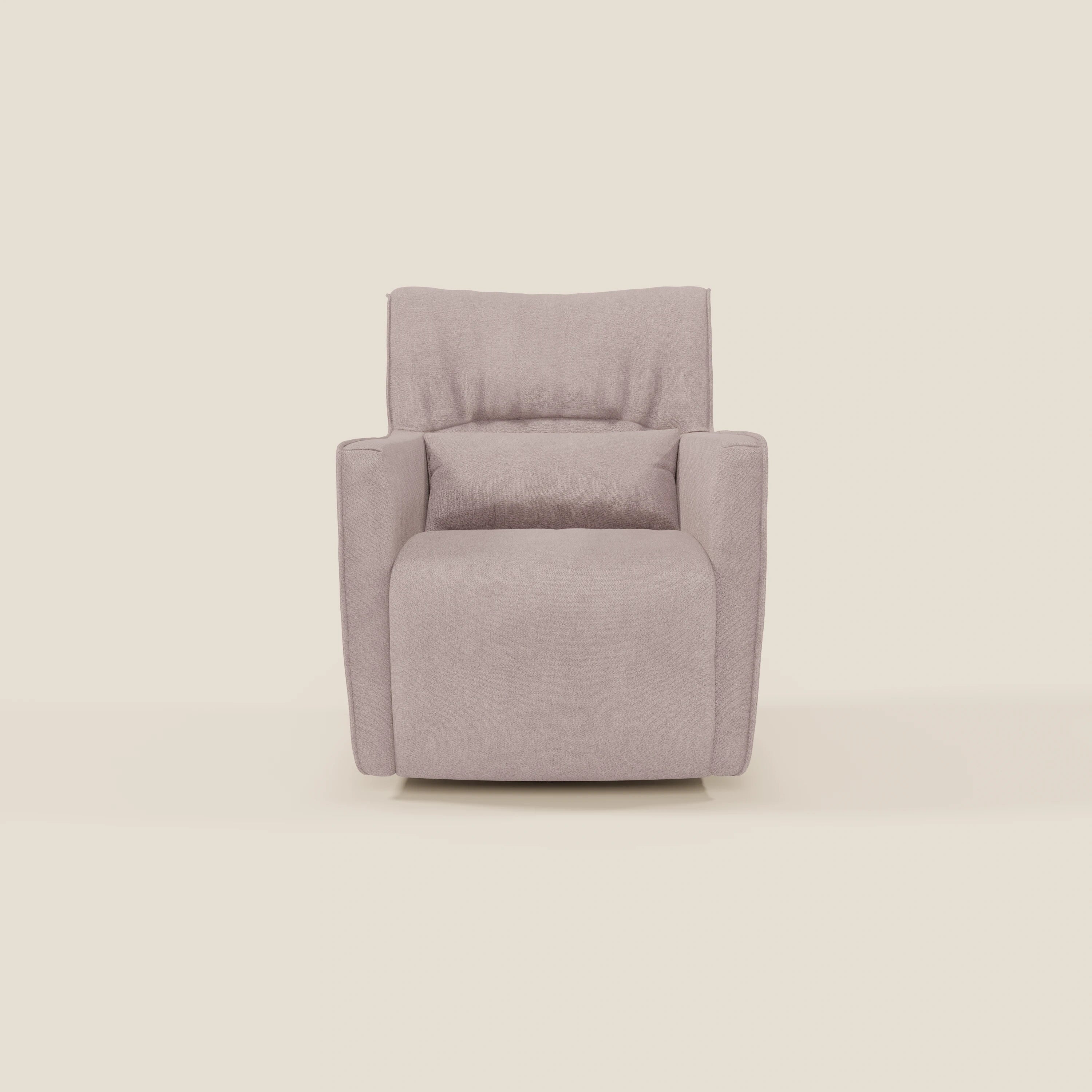 La poltrona girevole Tulla in tessuto impermeabile T02 rosa di Divani.Store è caratterizzata da una seduta compatta, ampi braccioli e schienale imbottito per il massimo comfort, con un rivestimento in tessuto rosa squadrato dal design moderno e minimalista su uno sfondo bianco sporco.