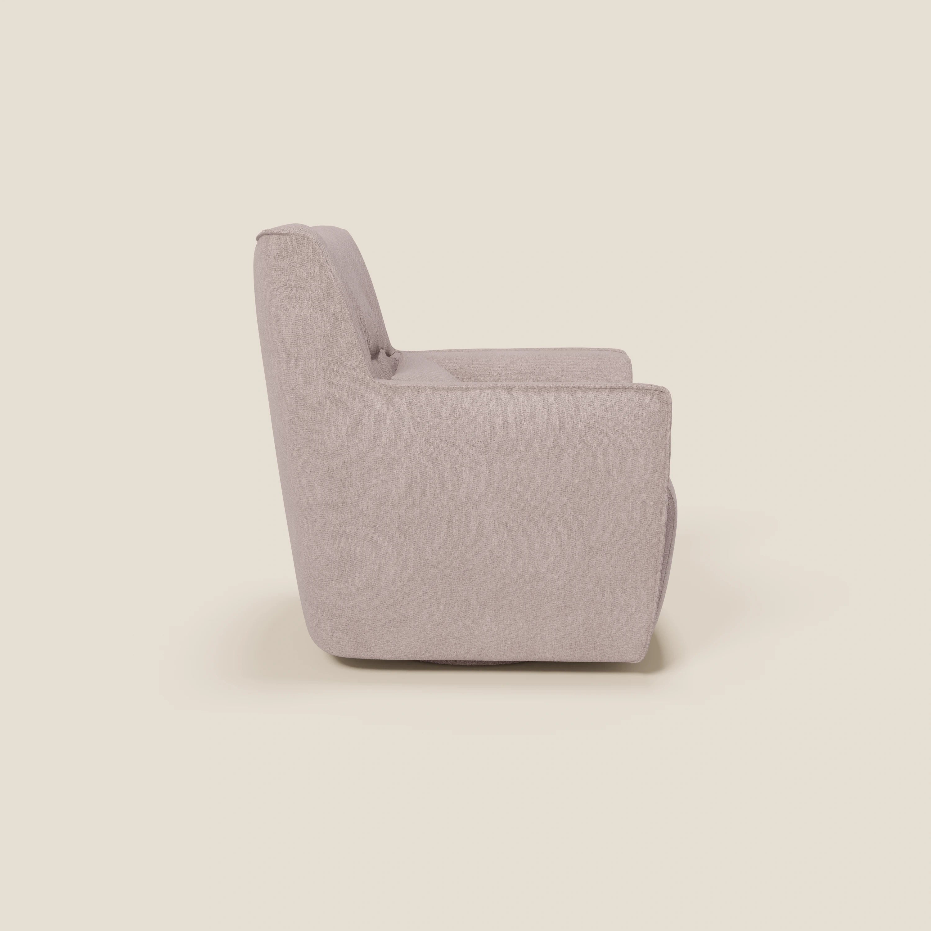 Vista laterale di Tulla Poltrona girevole in tessuto impermeabile T02 rosa di Divani.Store, che mostra il suo design moderno con schienale leggermente reclinato, seduta e schienale con cuscini spessi e braccioli squadrati su uno sfondo bianco sporco.