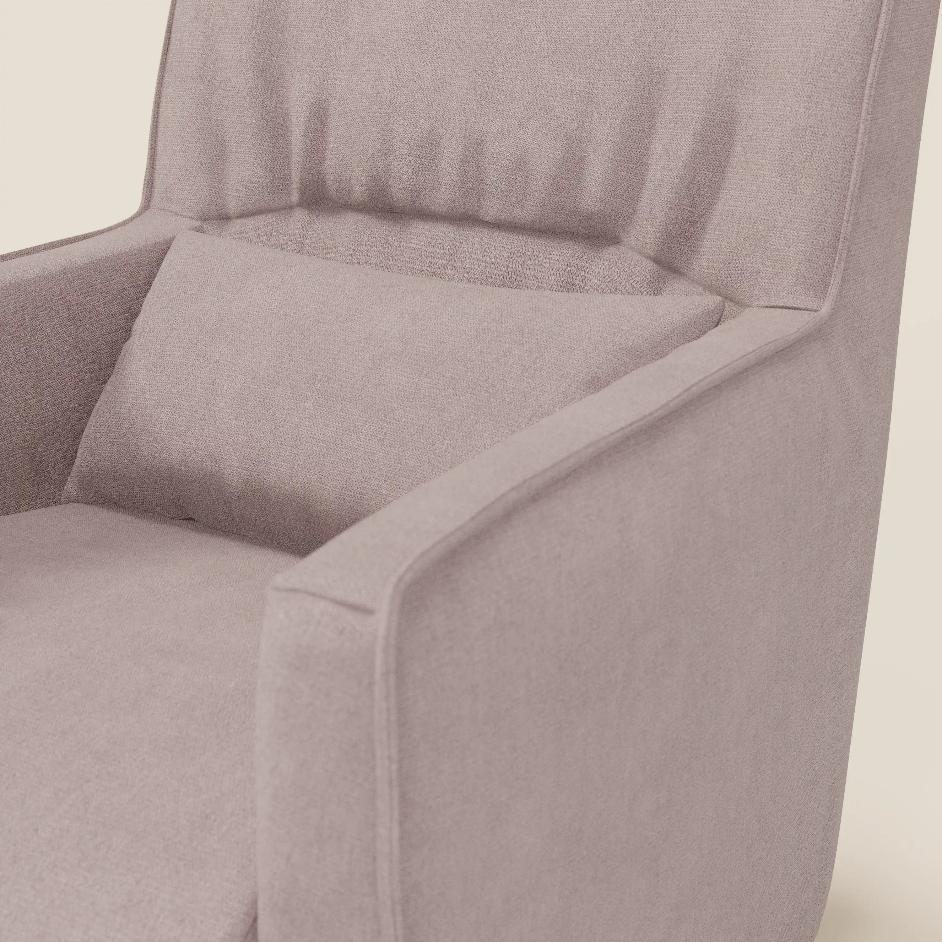 Primo piano della poltrona girevole Tulla di Divani.Store, caratterizzata da una seduta compatta, braccioli angolati, cuscino in feltro e cuscino rettangolare per lo schienale. Rivestita in tessuto impermeabile T02 rosa con fondo chiaro.