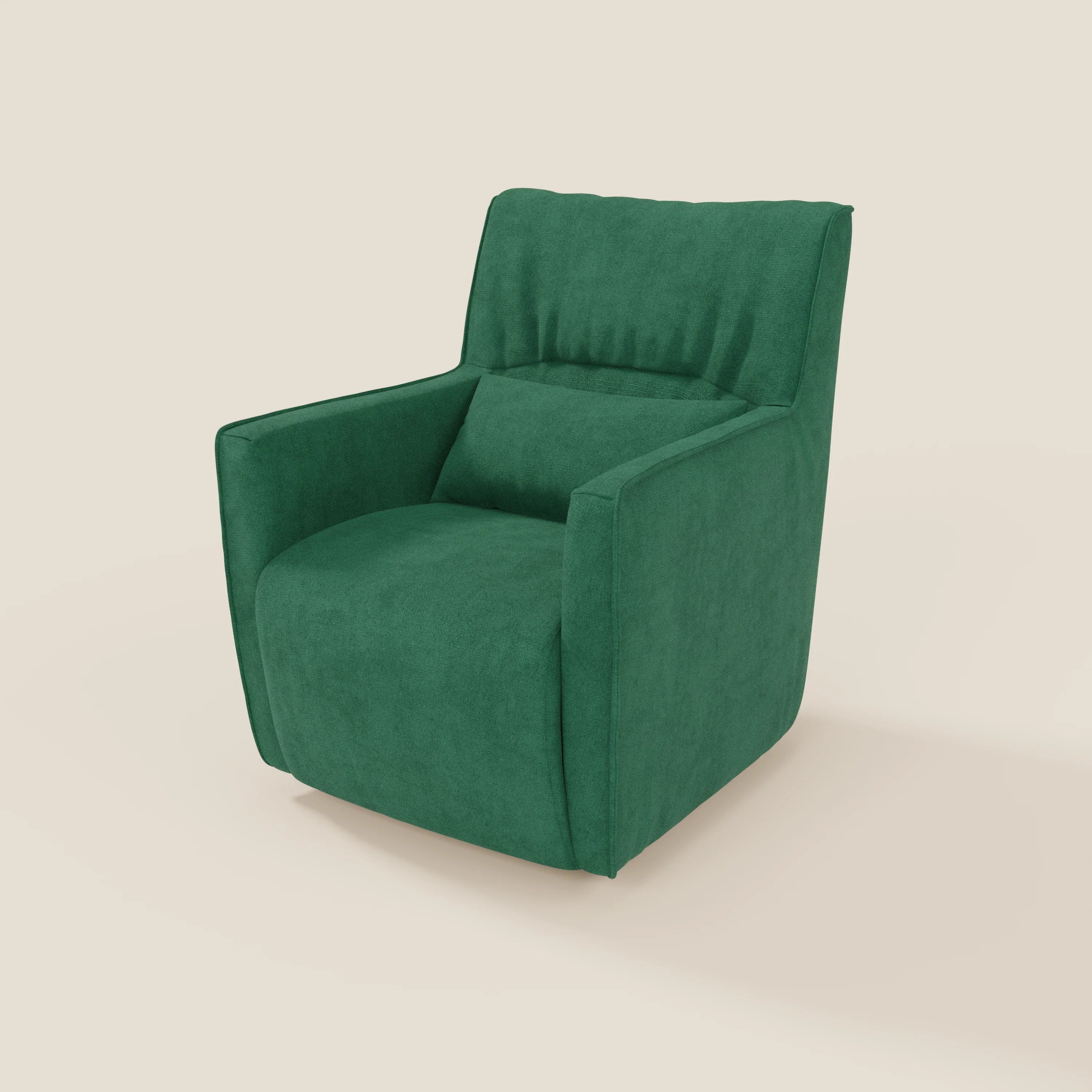 Tulla Poltrona girevole in tessuto impermeabile T02 verde di Divani.Store è caratterizzata da un design moderno e squadrato con braccioli dritti, seduta morbida e schienale imbottito leggermente reclinato, il tutto rivestito in tessuto verde intenso su sfondo beige chiaro.