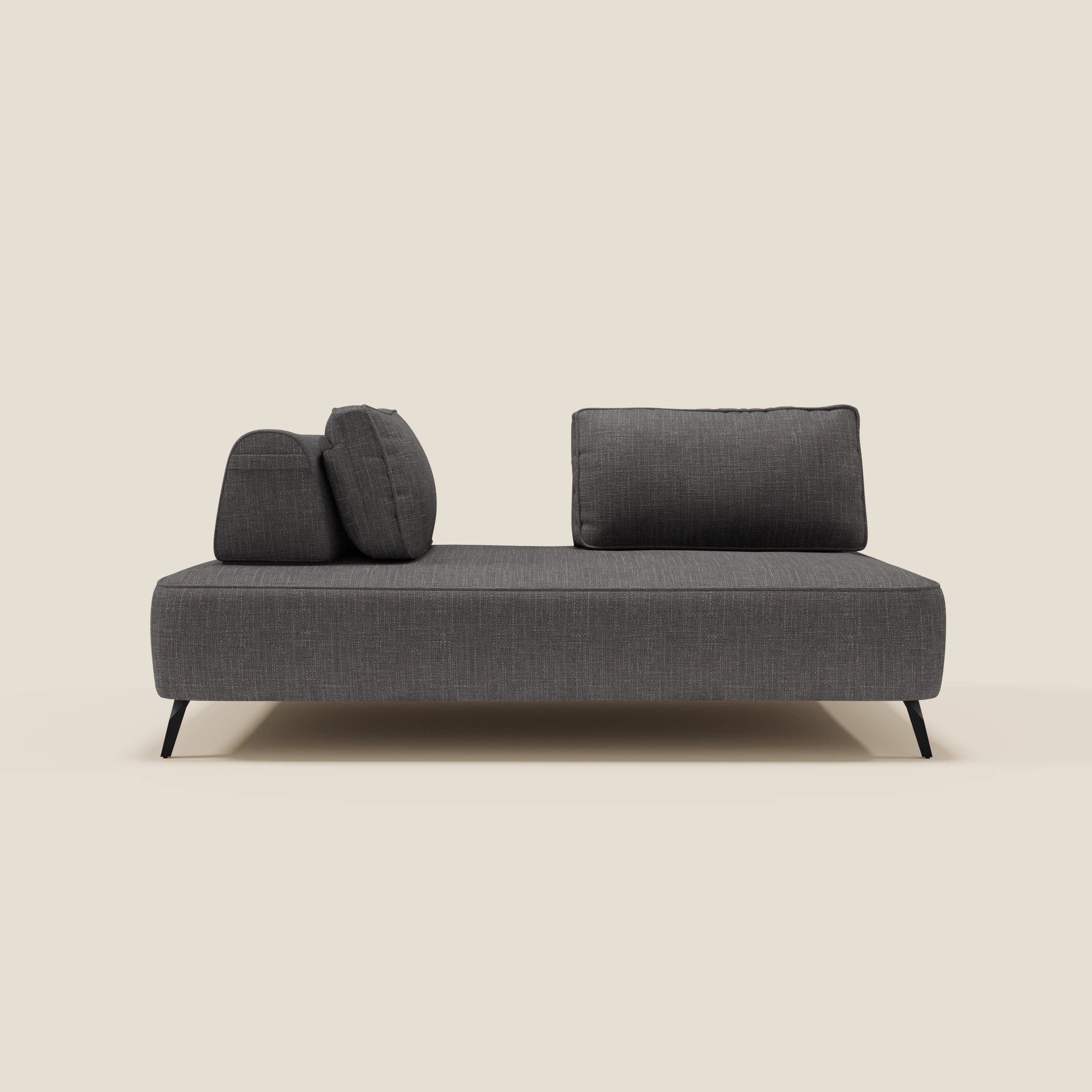 Il divano modulare Volta di Divani.Store, con schienali mobili in raffinato tessuto ciniglia T06 antracite, unisce linee pulite e design contemporaneo per un comfort su misura, perfetto in ambienti moderni ed essenziali.