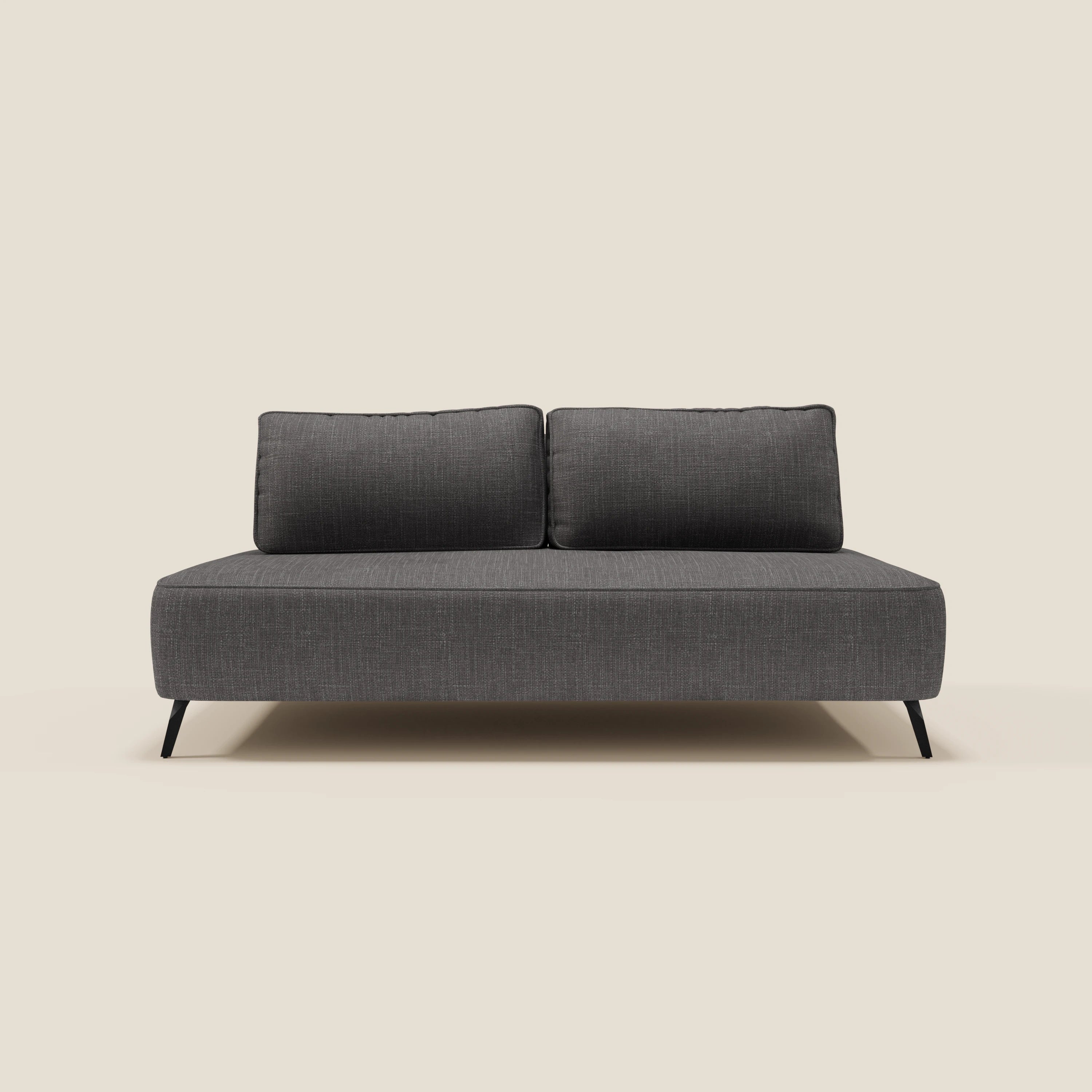 Il divano modulare Volta con schienali mobili in raffinato tessuto ciniglia T06 antracite di Divani.Store è caratterizzato da linee pulite, un design moderno e minimalista e gambe sottili di colore nero, centrate su un semplice sfondo bianco sporco.