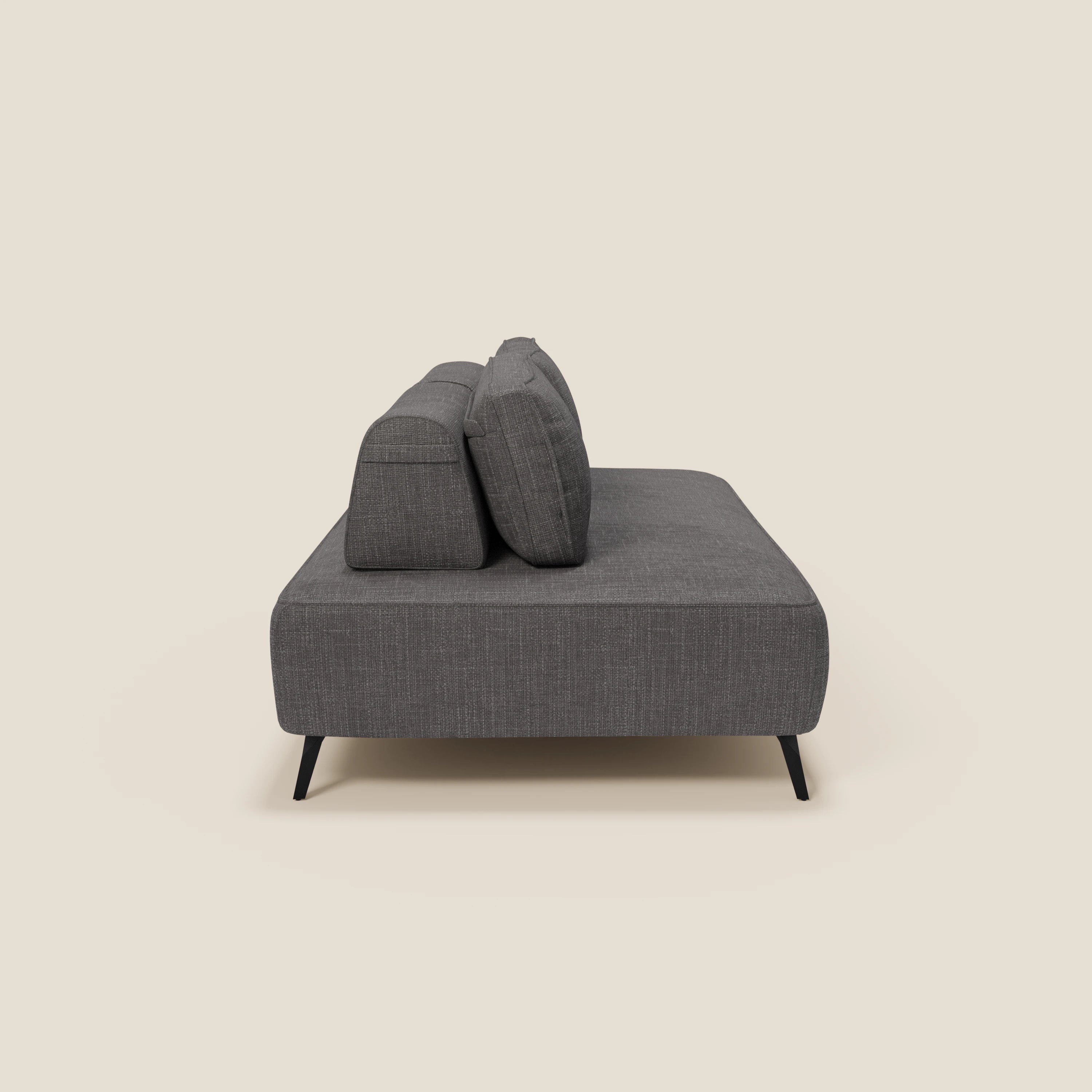 Il divano Volta modulare con schienali mobili in tessuto ciniglia T06 antracite di Divani.Store offre comfort su misura e stile contemporaneo per ogni ambiente.