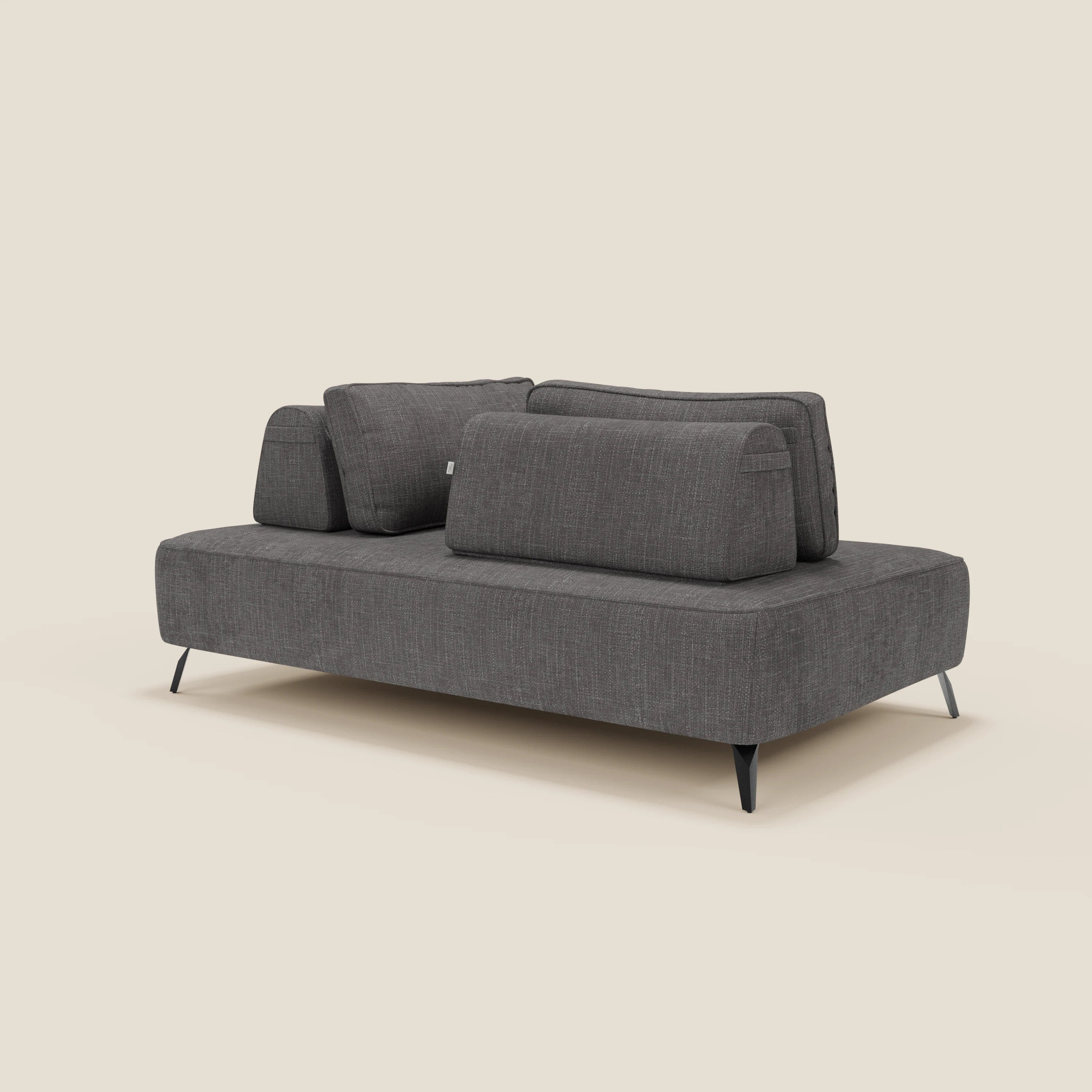 Il divano Volta modulare con schienali mobili in raffinato tessuto ciniglia T06 antracite di Divani.Store, dalle linee pulite e gambe nere sottili, dona un'eleganza minimalista e contemporanea su fondo beige chiaro.